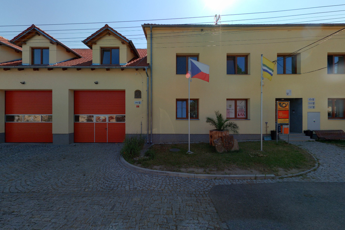 Místní knihovna městyse Zvíkovec foto 2