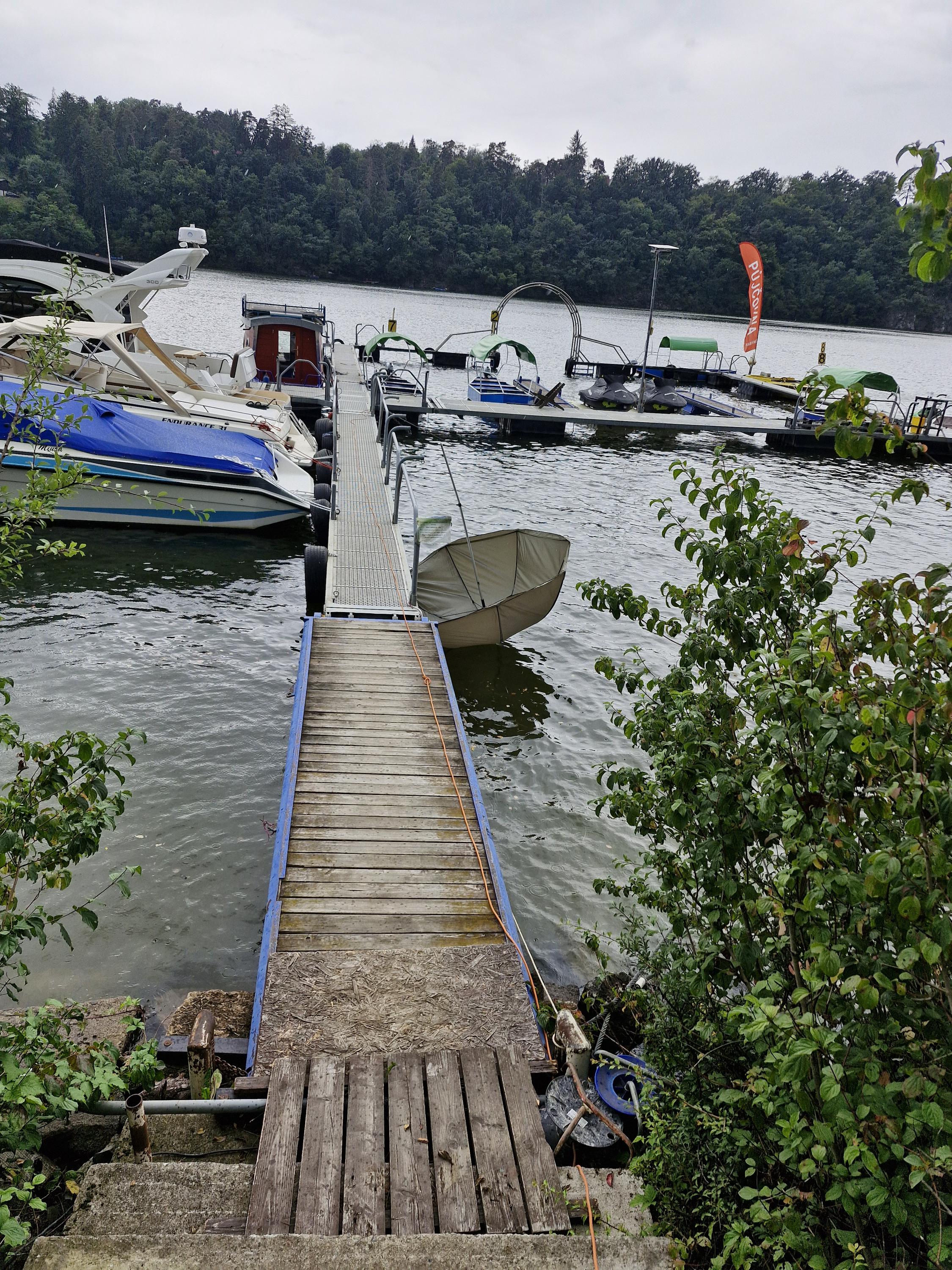 Půjčovna lodí Rabyně foto 3