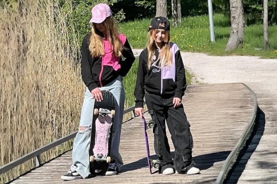 Dívčí mikiny v černé – styl do školy i volný čas!