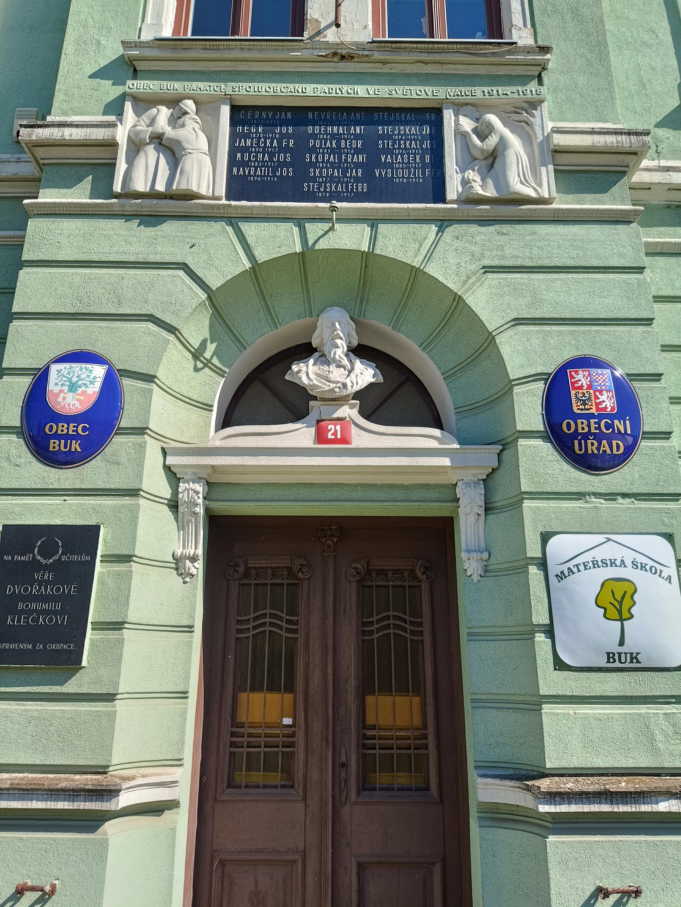 Obecní knihovna Buk foto 3