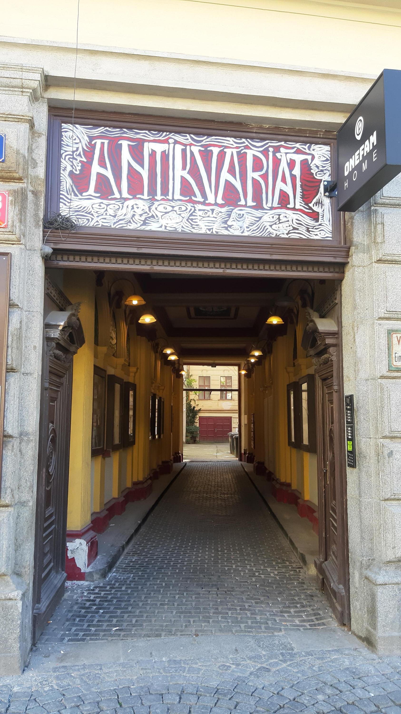 1. Podzemní antikvariát foto 4