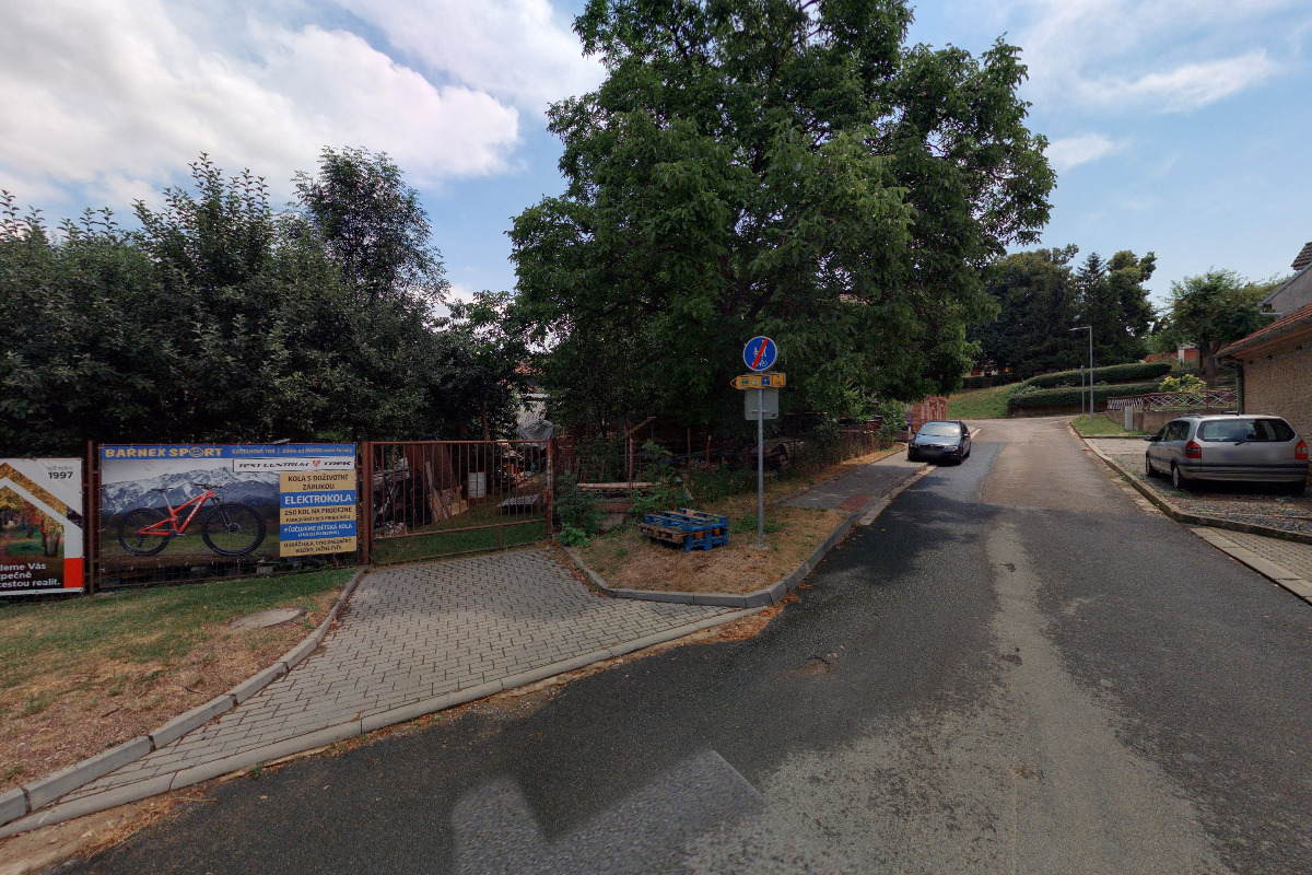 Cyklostojan u "Kafe A sakra" Rebešovice