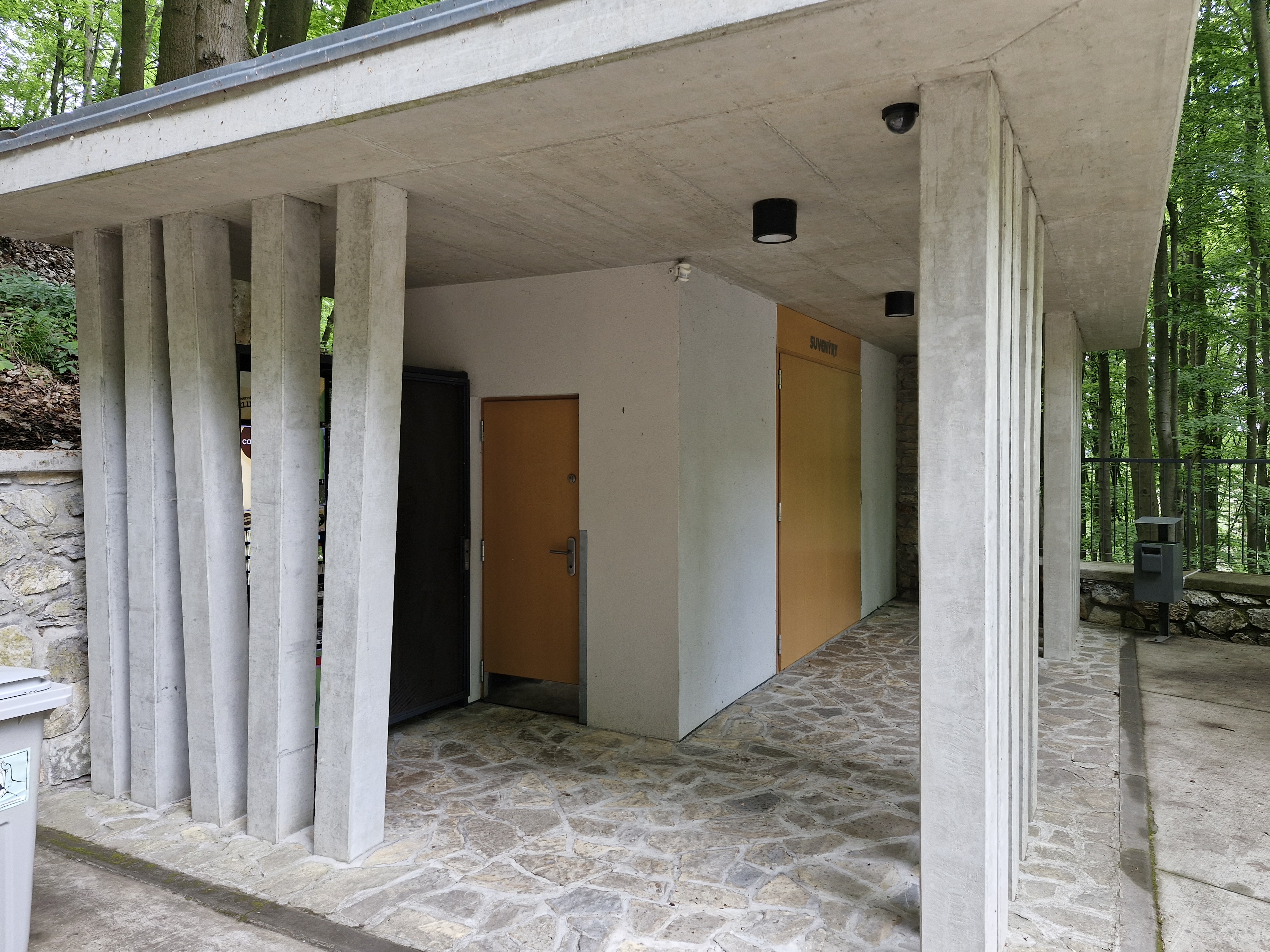 Prodej suvenýrů Javoříčské jeskyně foto 3