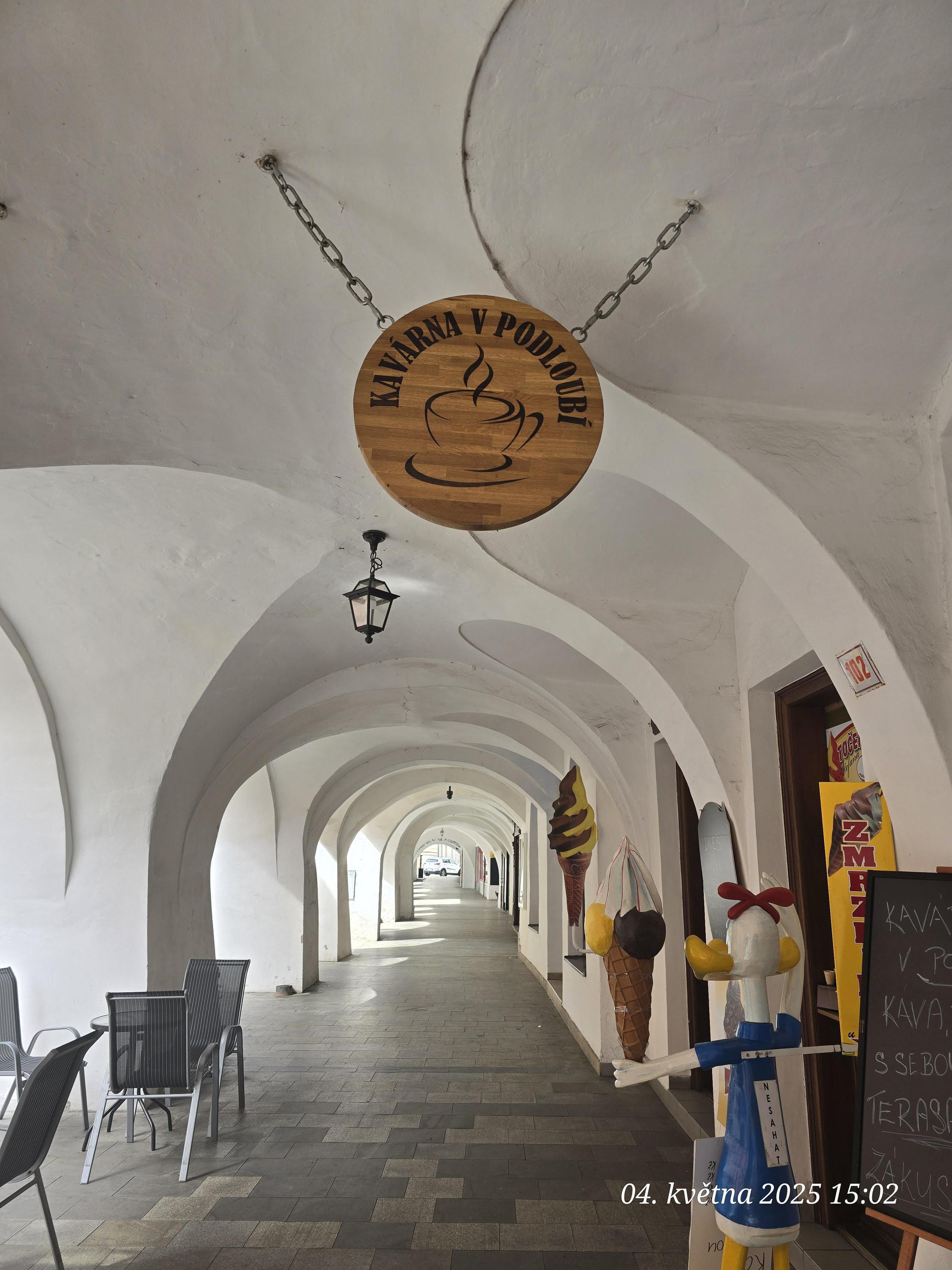 Kavárna v podloubí foto 3