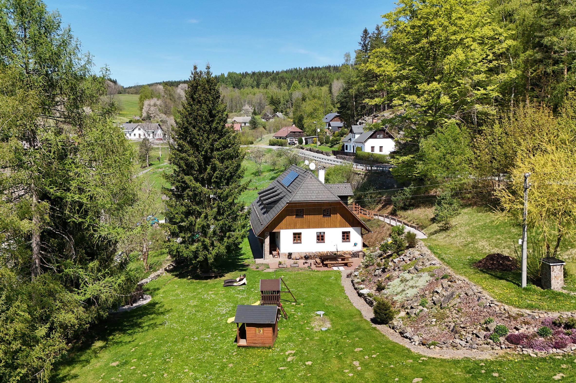 ŠUMAVSKÁ MODERNÍ CHALUPA U KAŠPERSKÝCH HOR