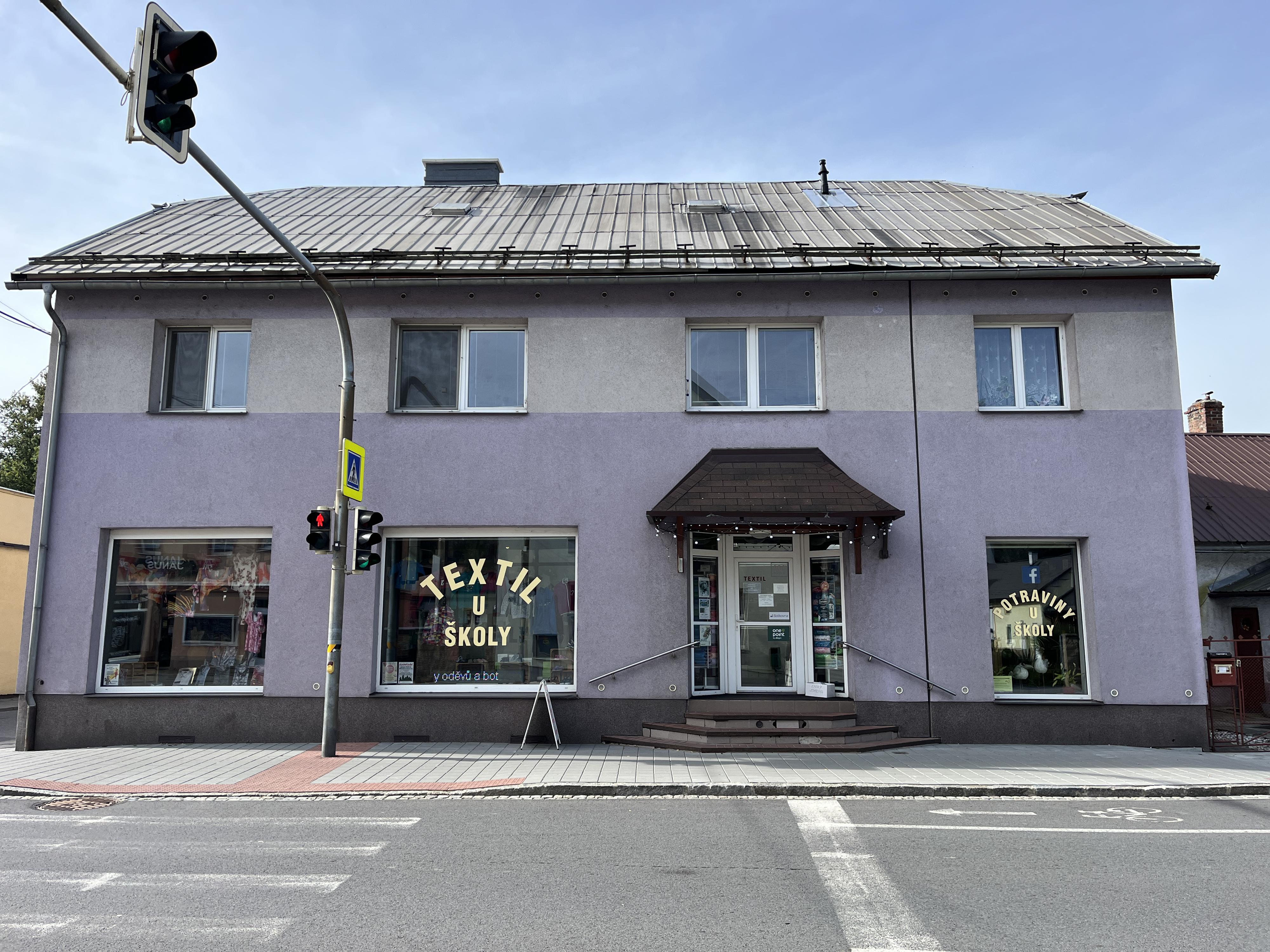 Potraviny a textil u školy