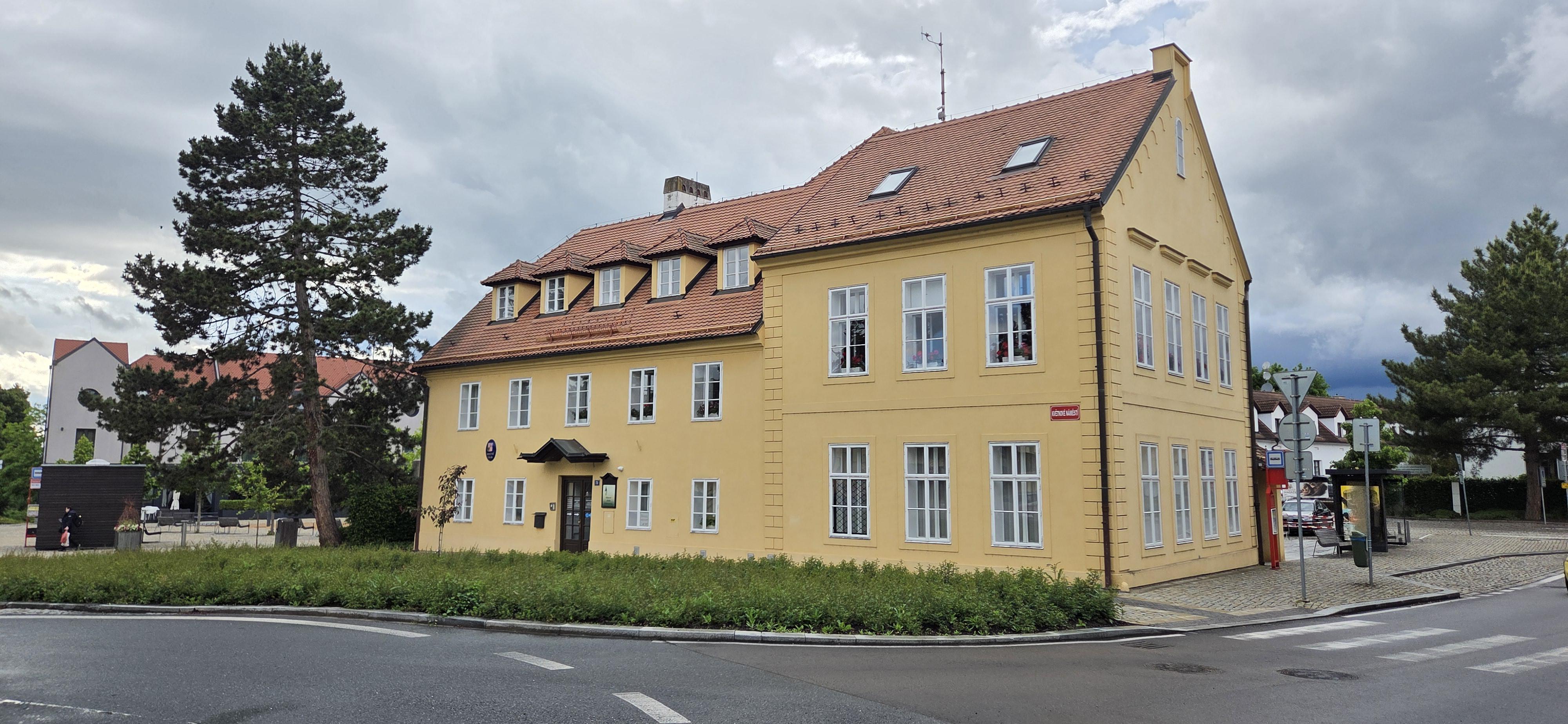 Průhonice - obecní úřad foto 5