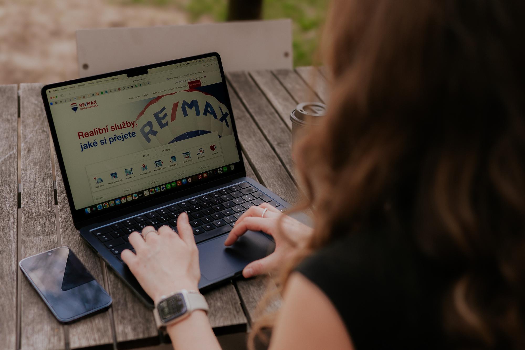 Realitní makléřka Alice Košková