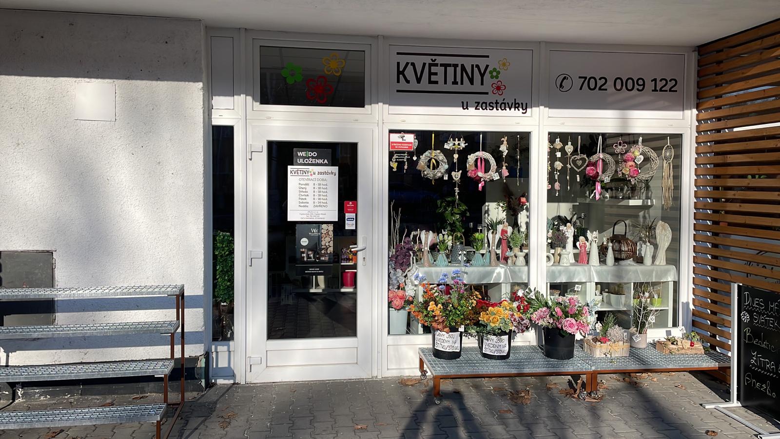 Květiny u zastávky