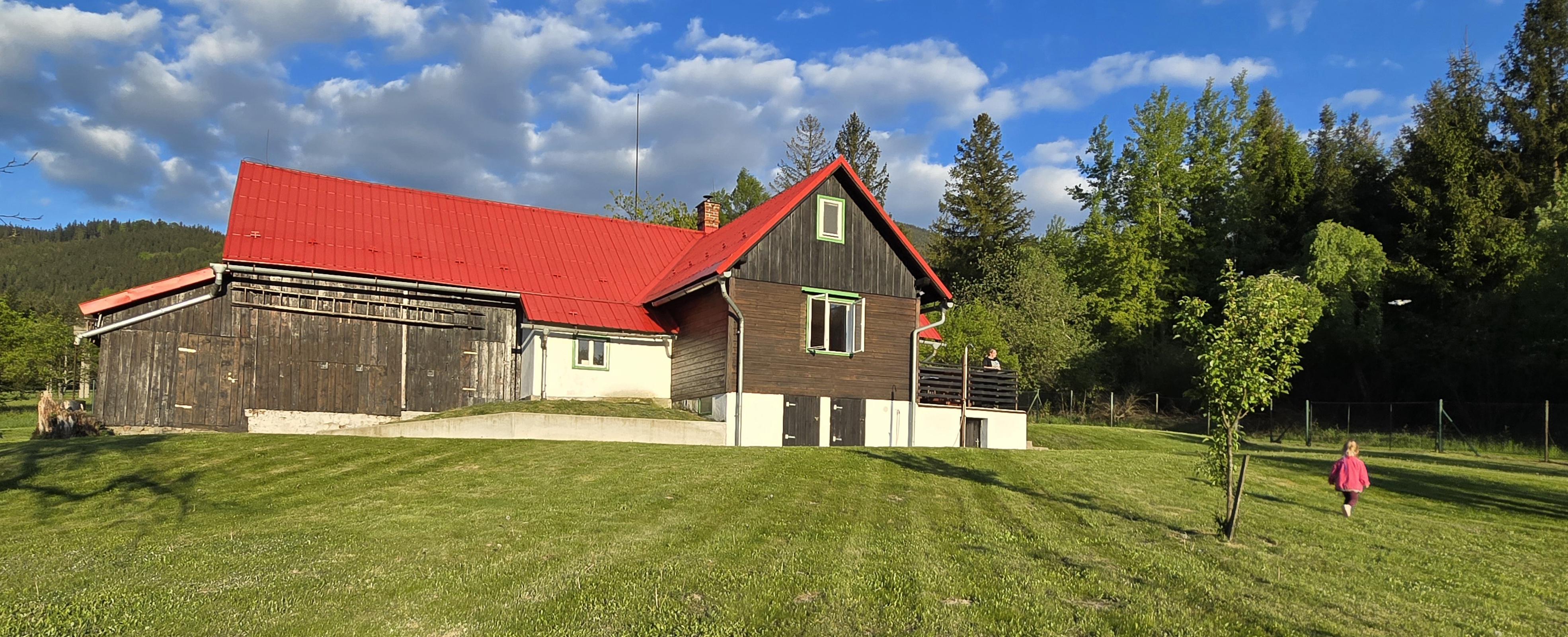 Chata s červenou střechou