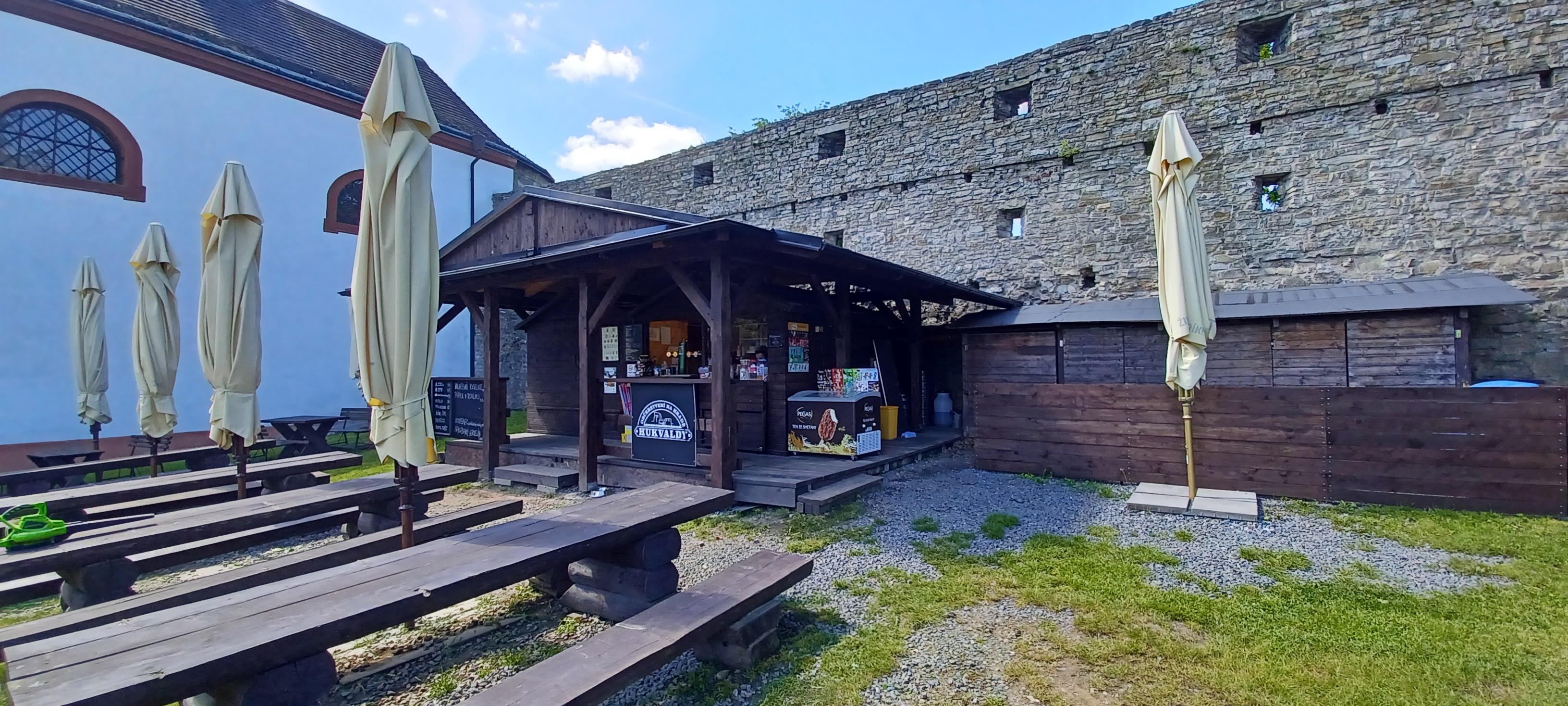Bistro zřícenina hradu Hukvaldy foto 1