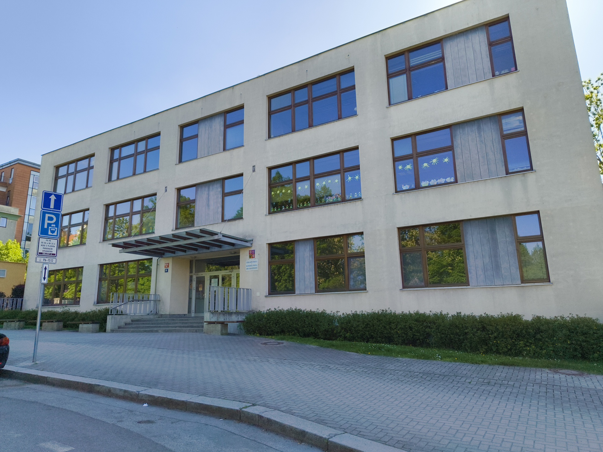 Základní škola a Mateřská škola Emy Destinnové, Praha 6, náměstí Svobody 3/930