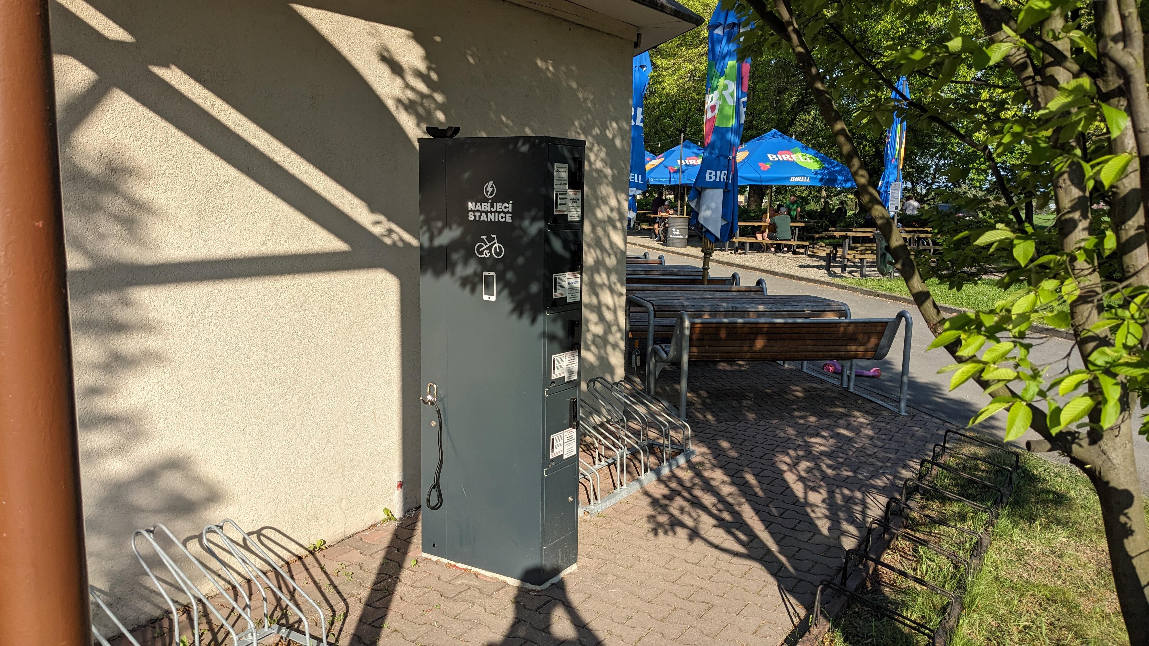 Nabíjecí stanice pro elektrokola a mobilní zařízení foto 2