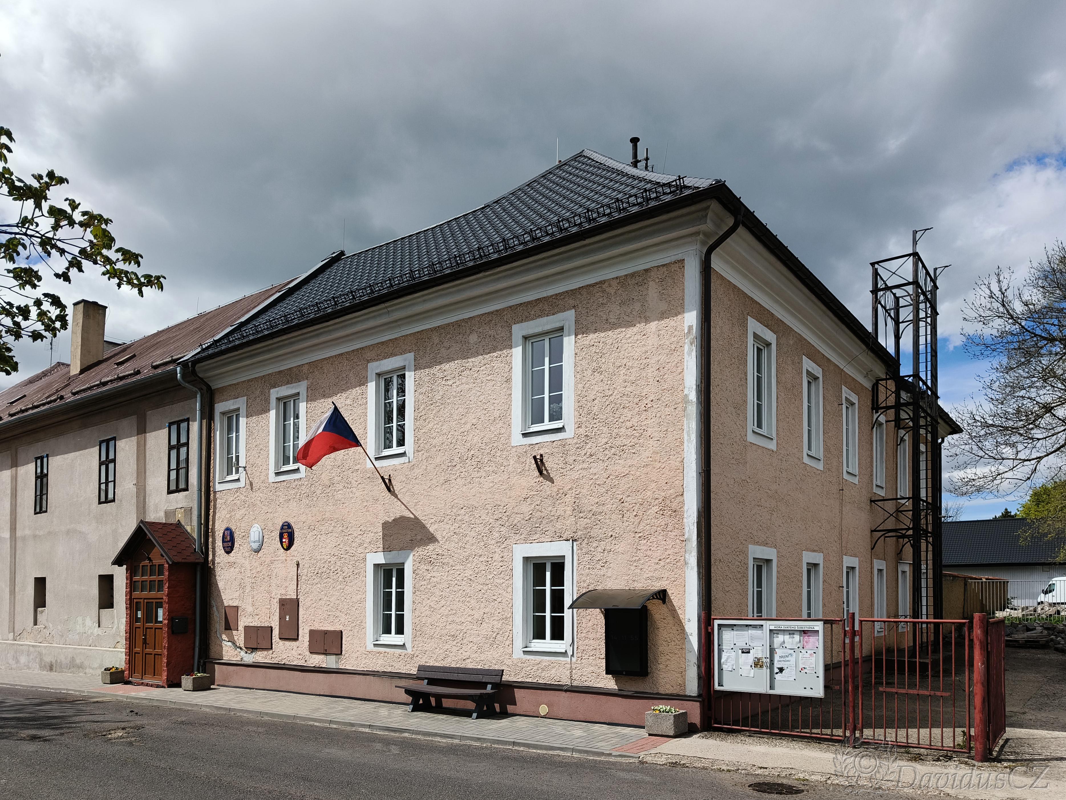 Hora Svatého Šebestiána - obecní úřad foto 2