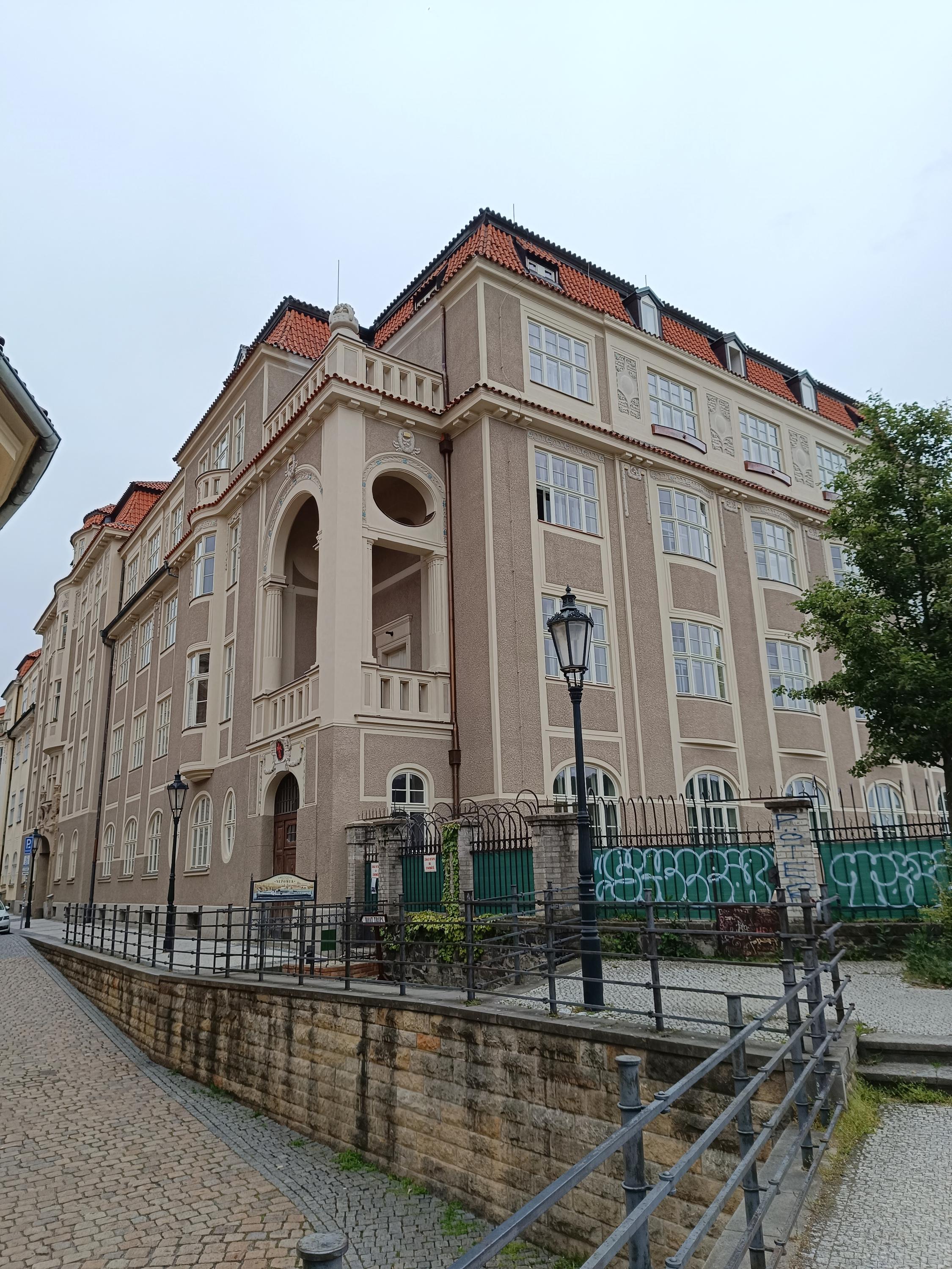 Dívčí katolická střední škola foto 2