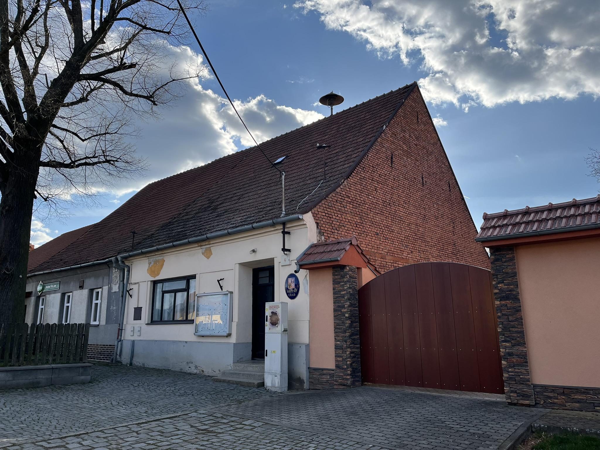 Tučapy - obecní úřad foto 2