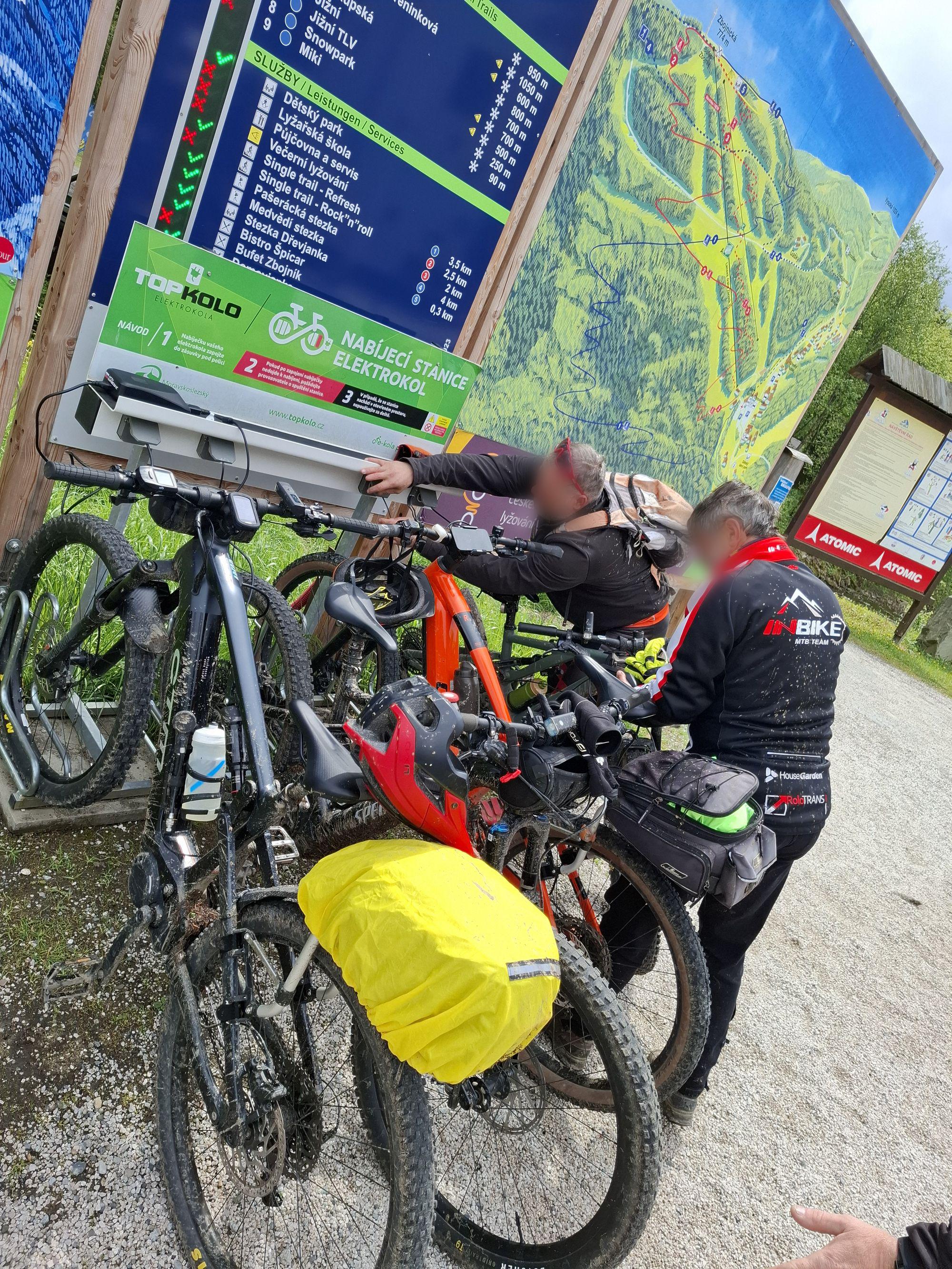 Nabíjecí stanice elektrokol Specialized - Ski Bílá foto 4