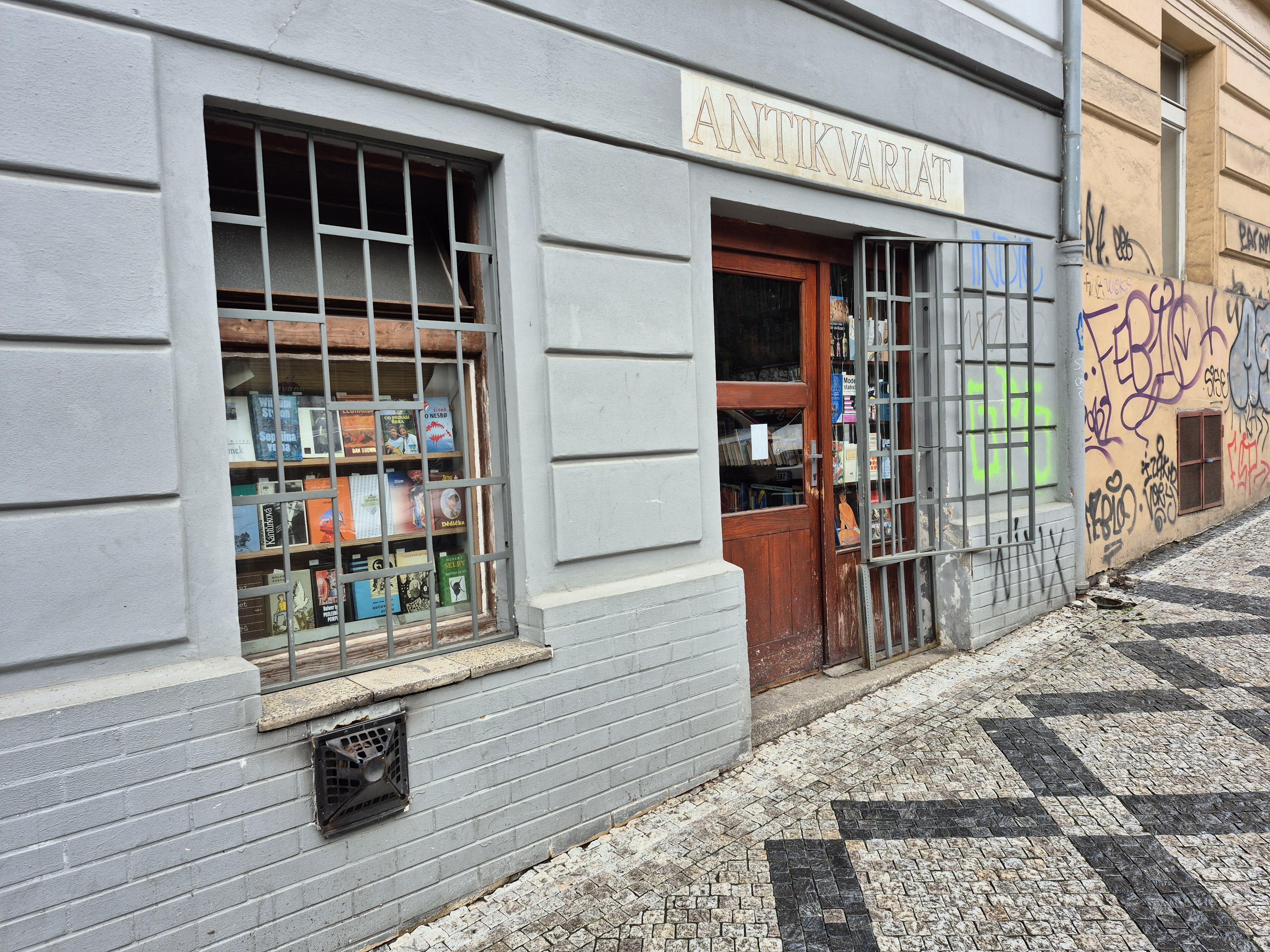 Antikvariát zaknihami foto 3