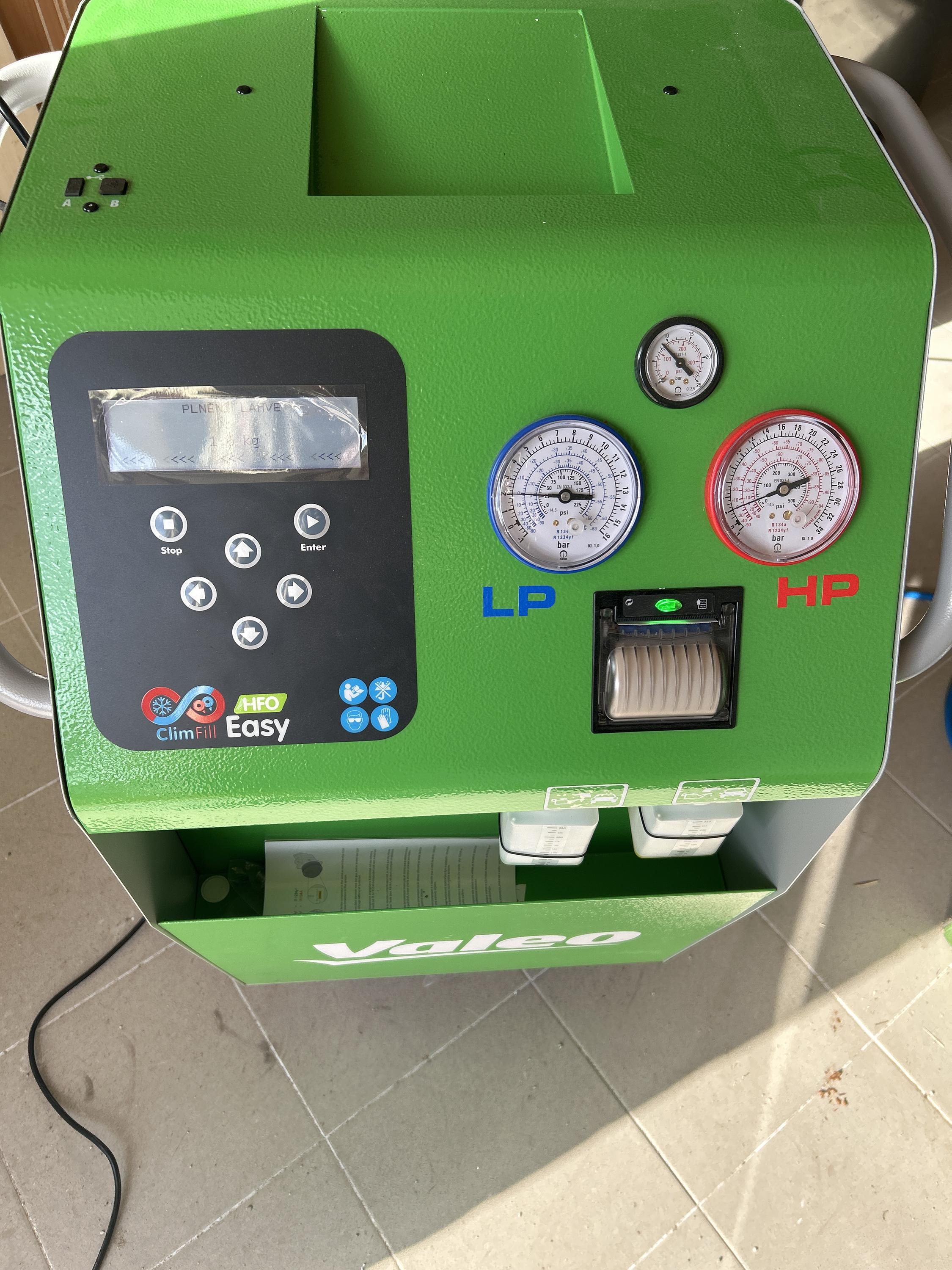 Darrin Stratton - Plnění klimatizace foto 2