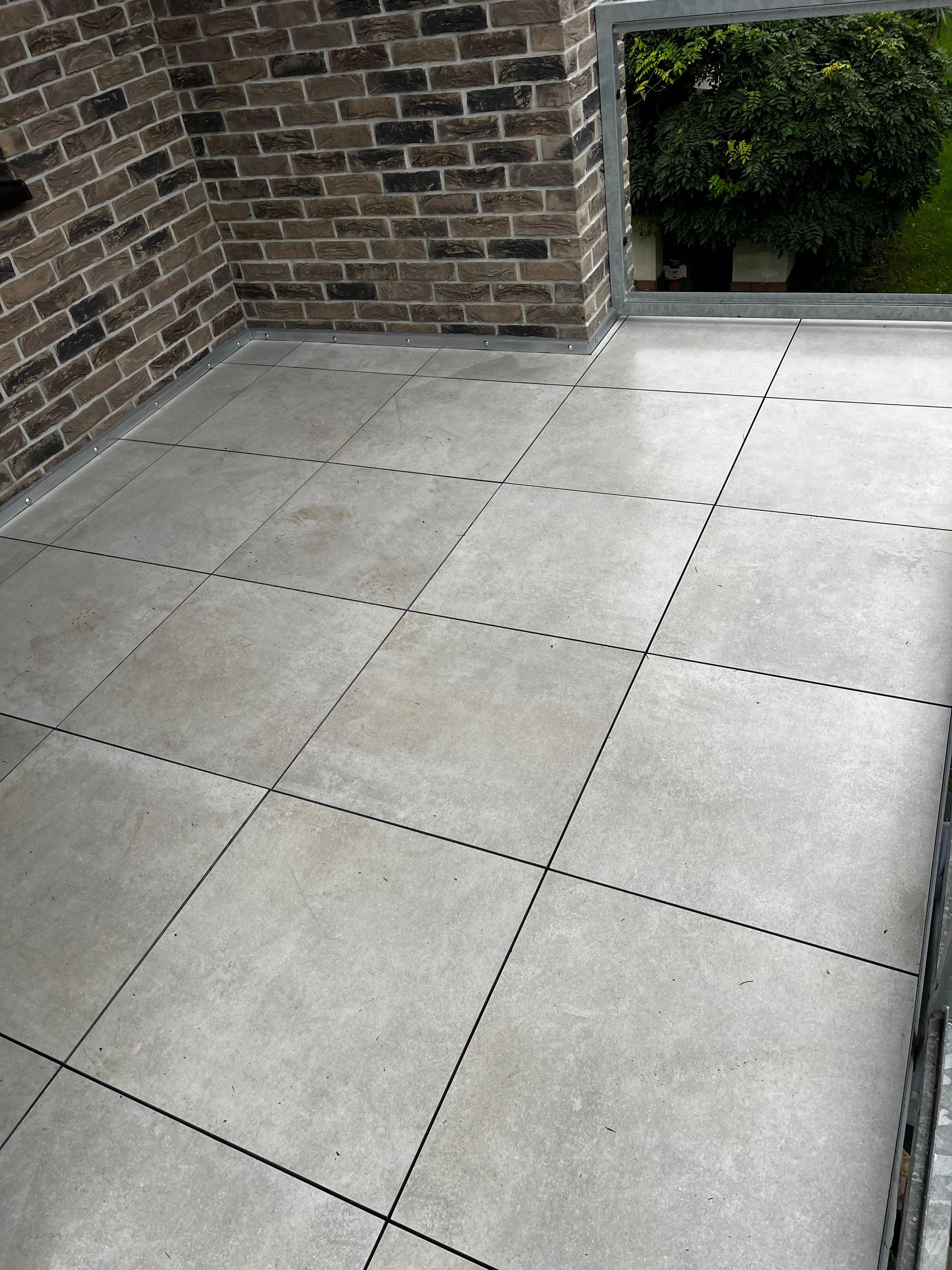 Profesionální pokládka dlažby na terče