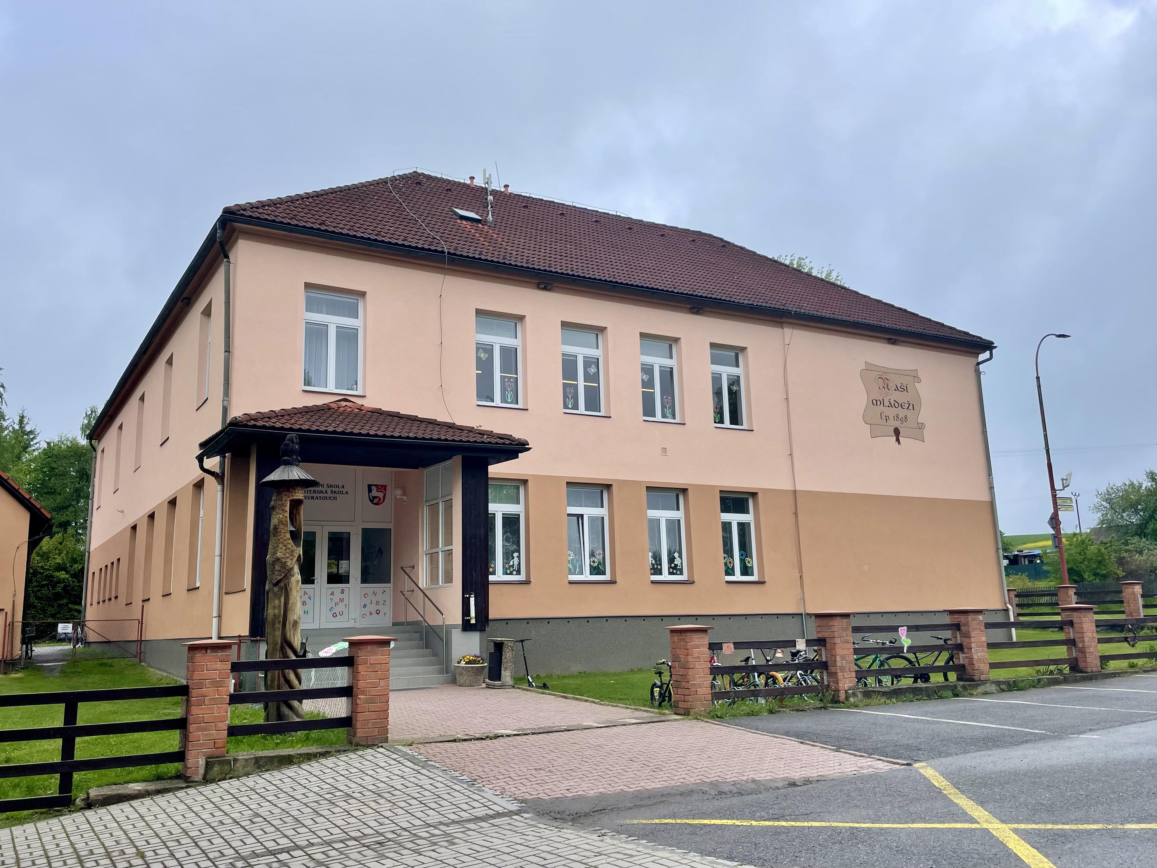 Základní škola a mateřská škola Svratouch foto 4