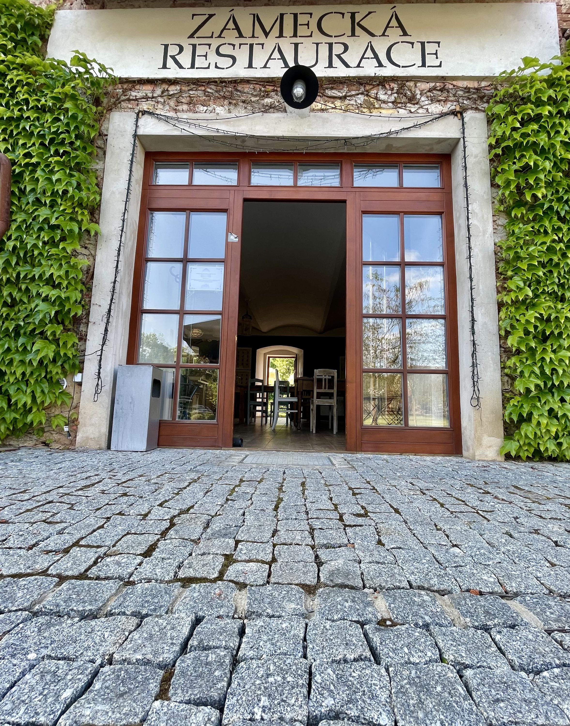 Zámecká restaurace zámek Svinaře foto 2