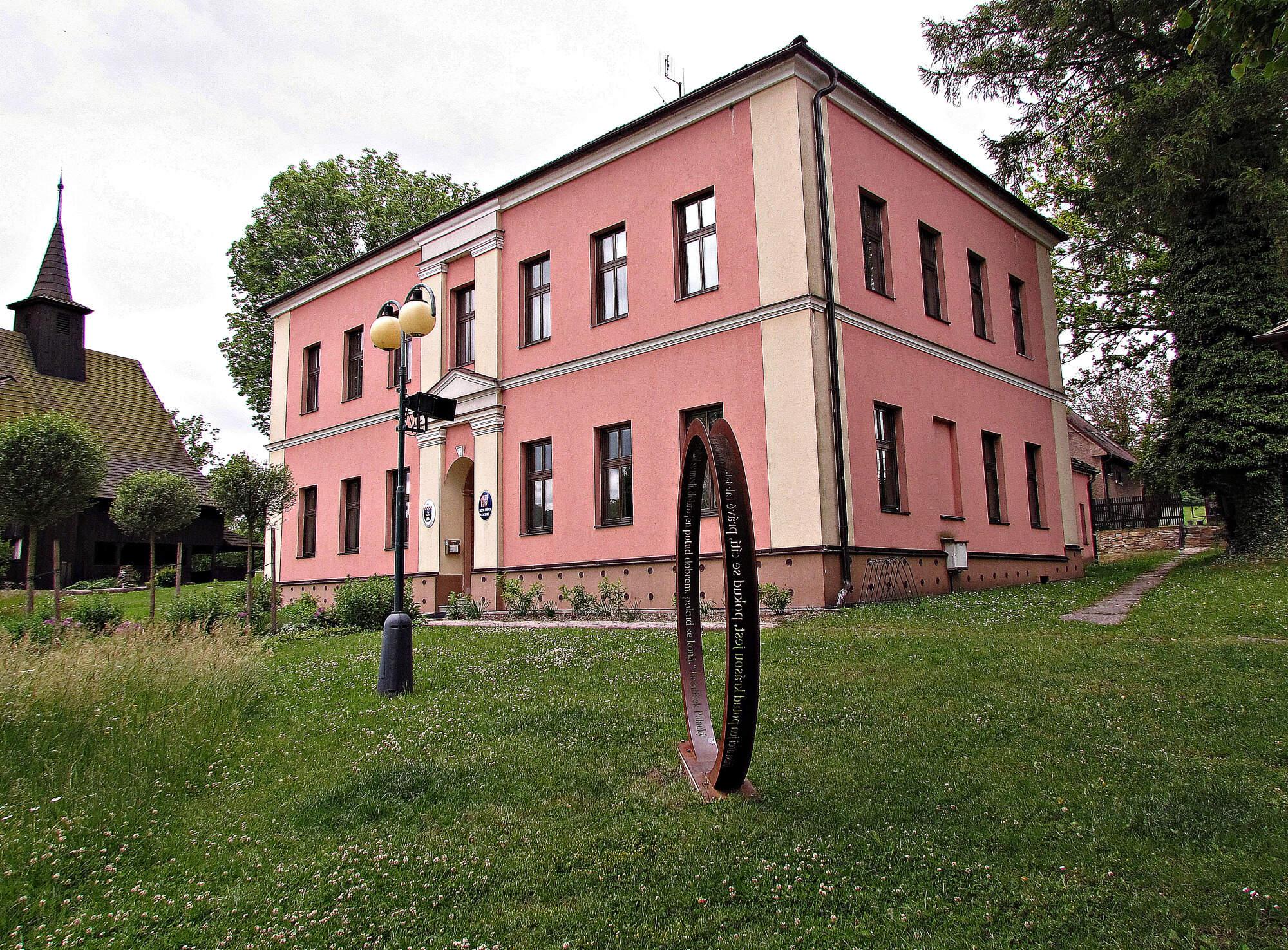 Hodslavice - obecní úřad foto 2