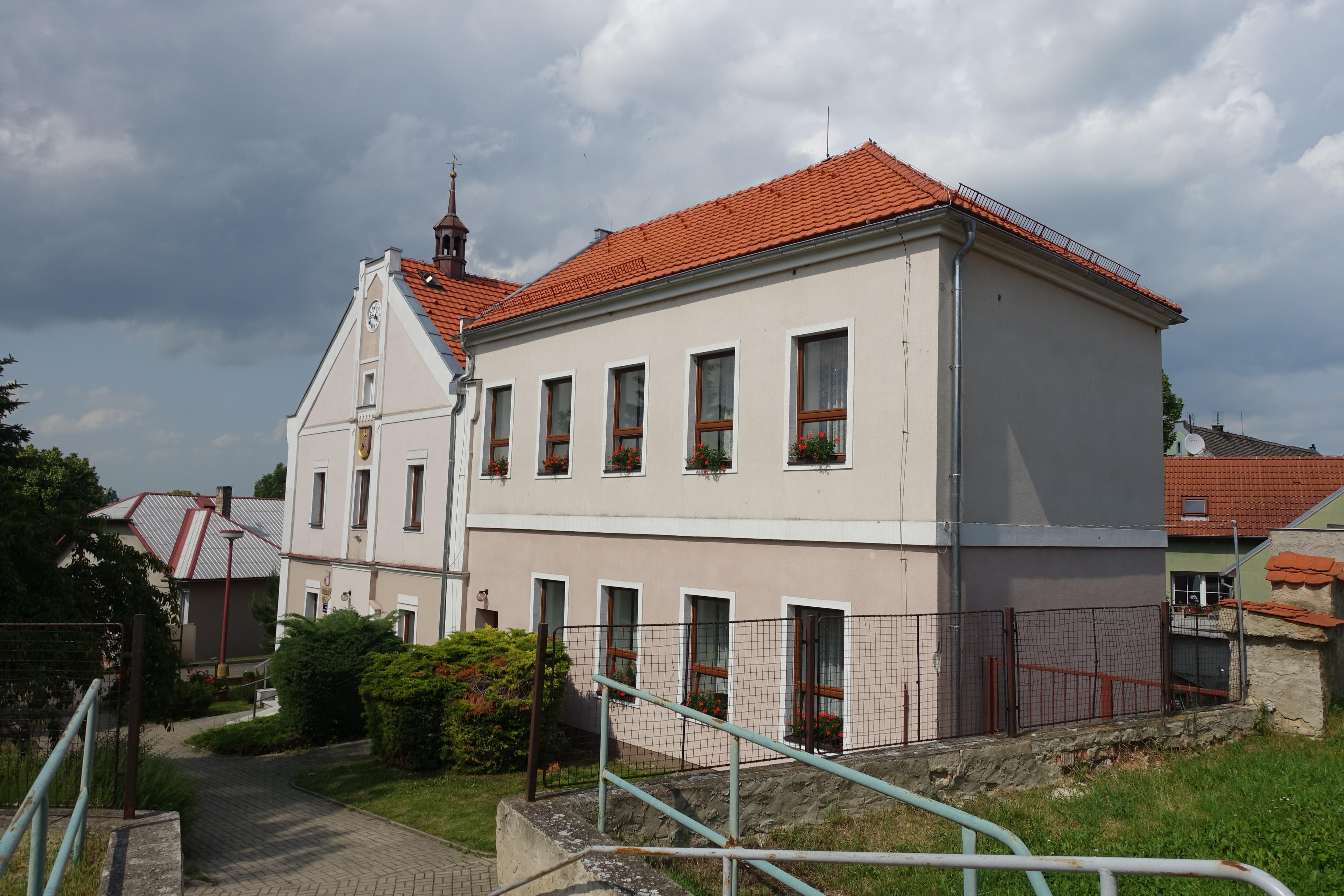Líšťany - obecní úřad foto 3