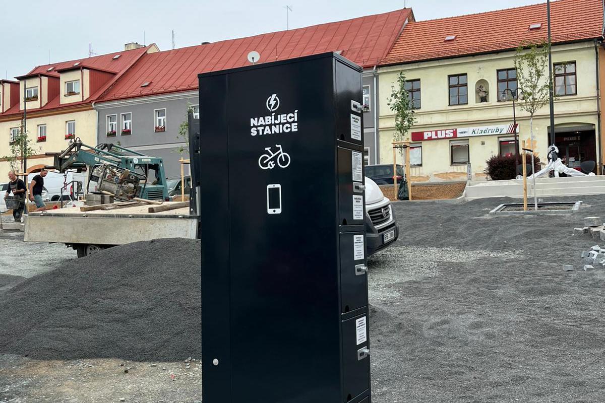 Nabíjecí stanice pro elektrokola a mobilní zařízení