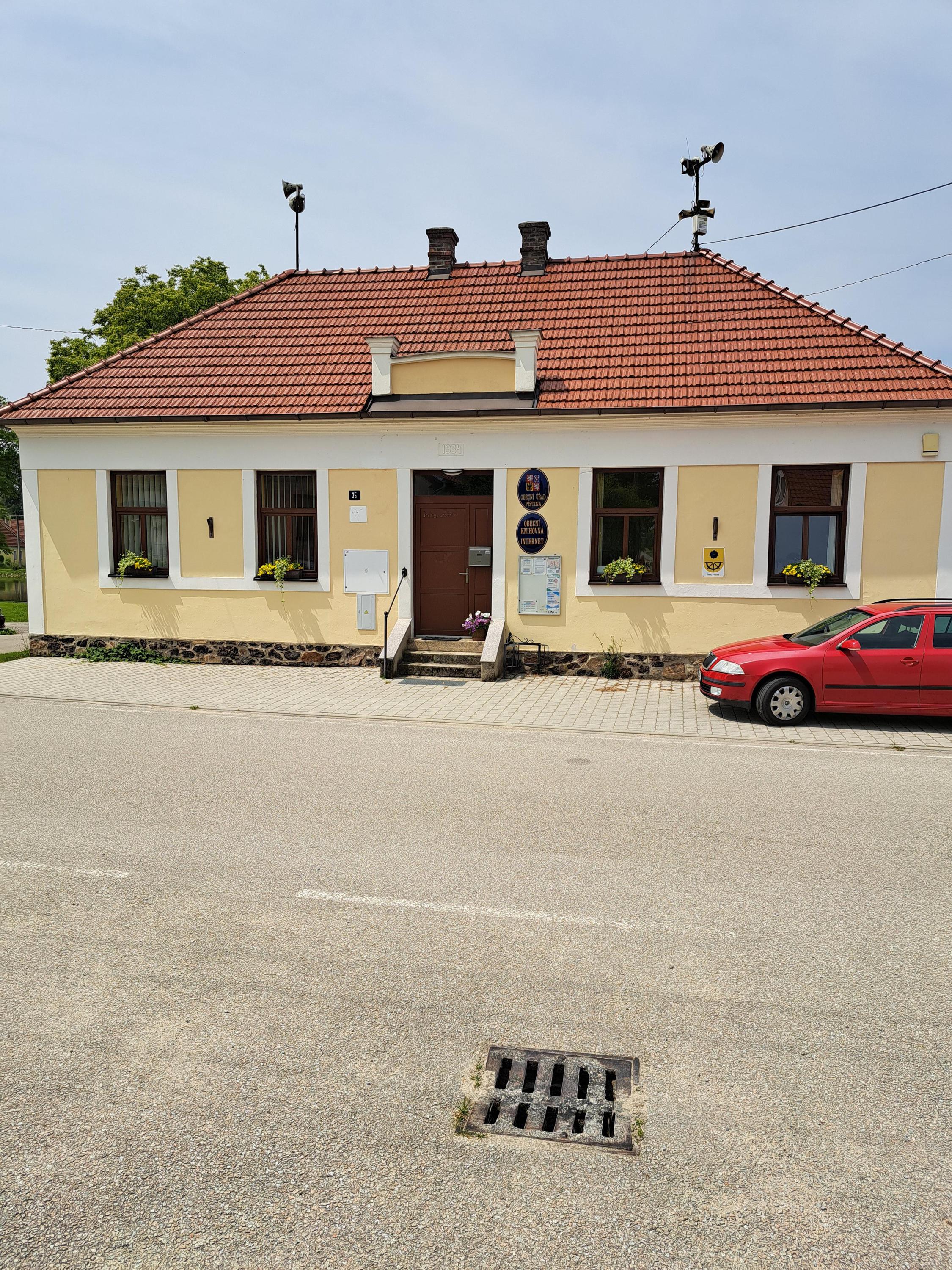 Pístina - obecní úřad foto 3