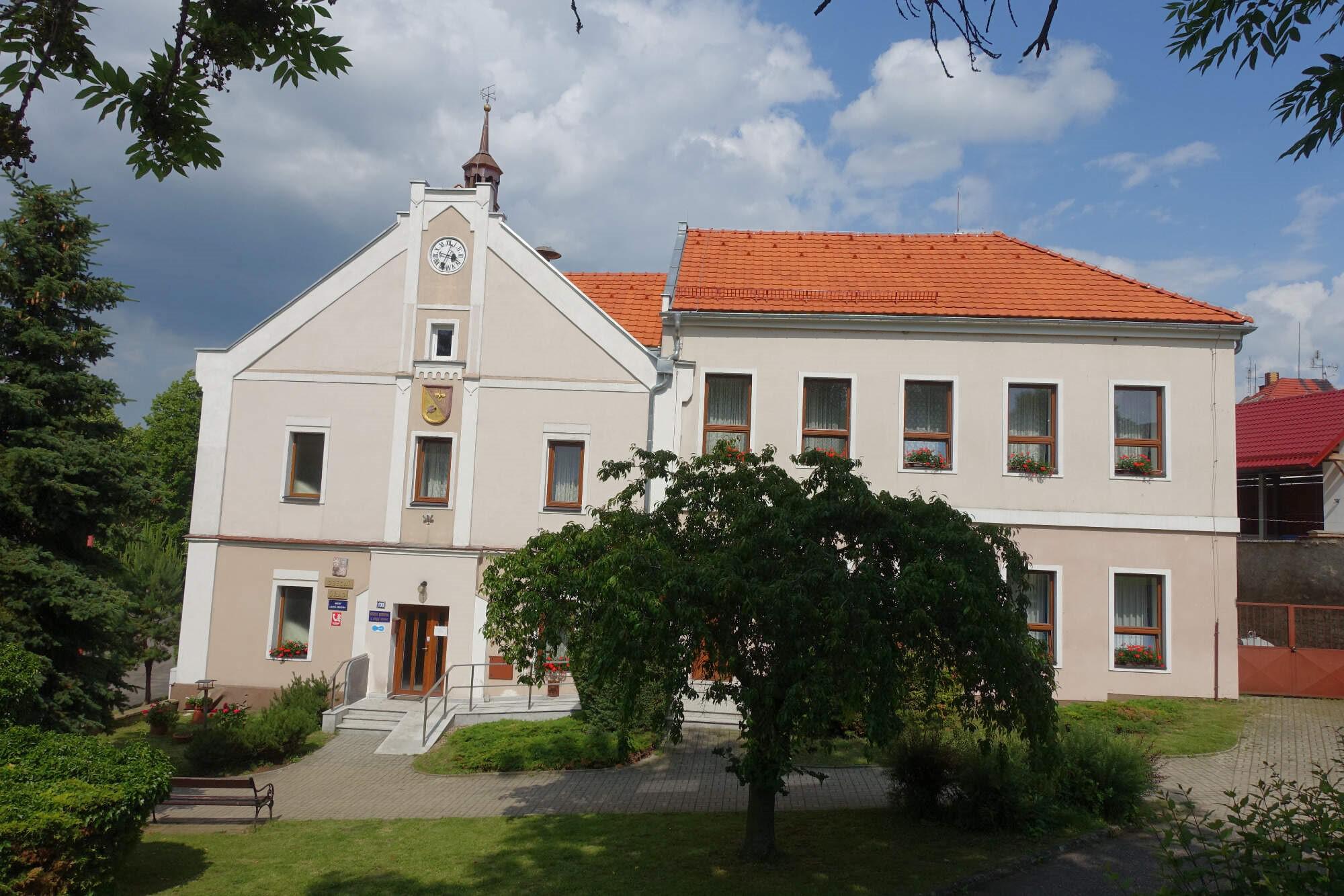 Líšťany - obecní úřad foto 5