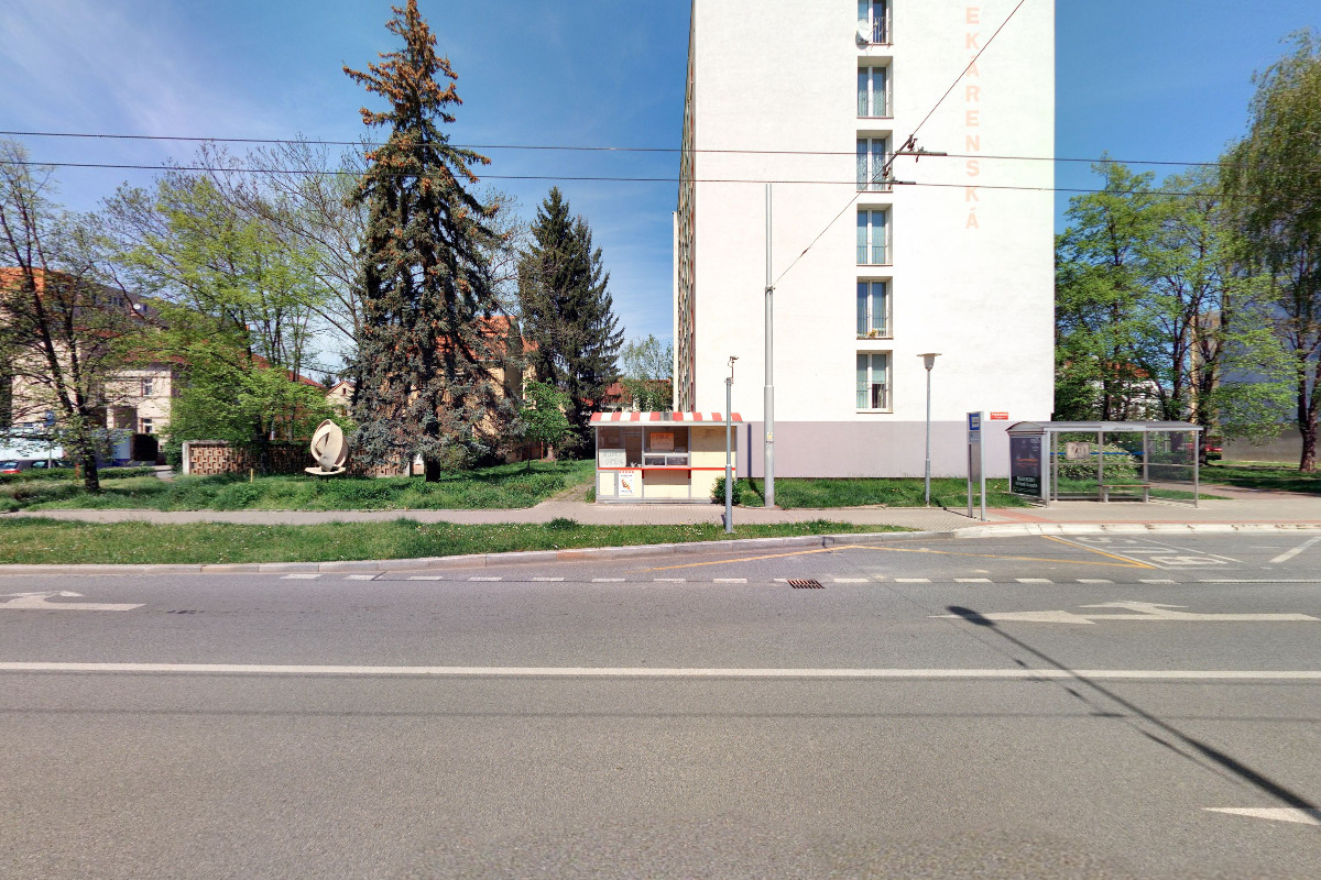 Zmrzlinový stánek u autobusové zastávky