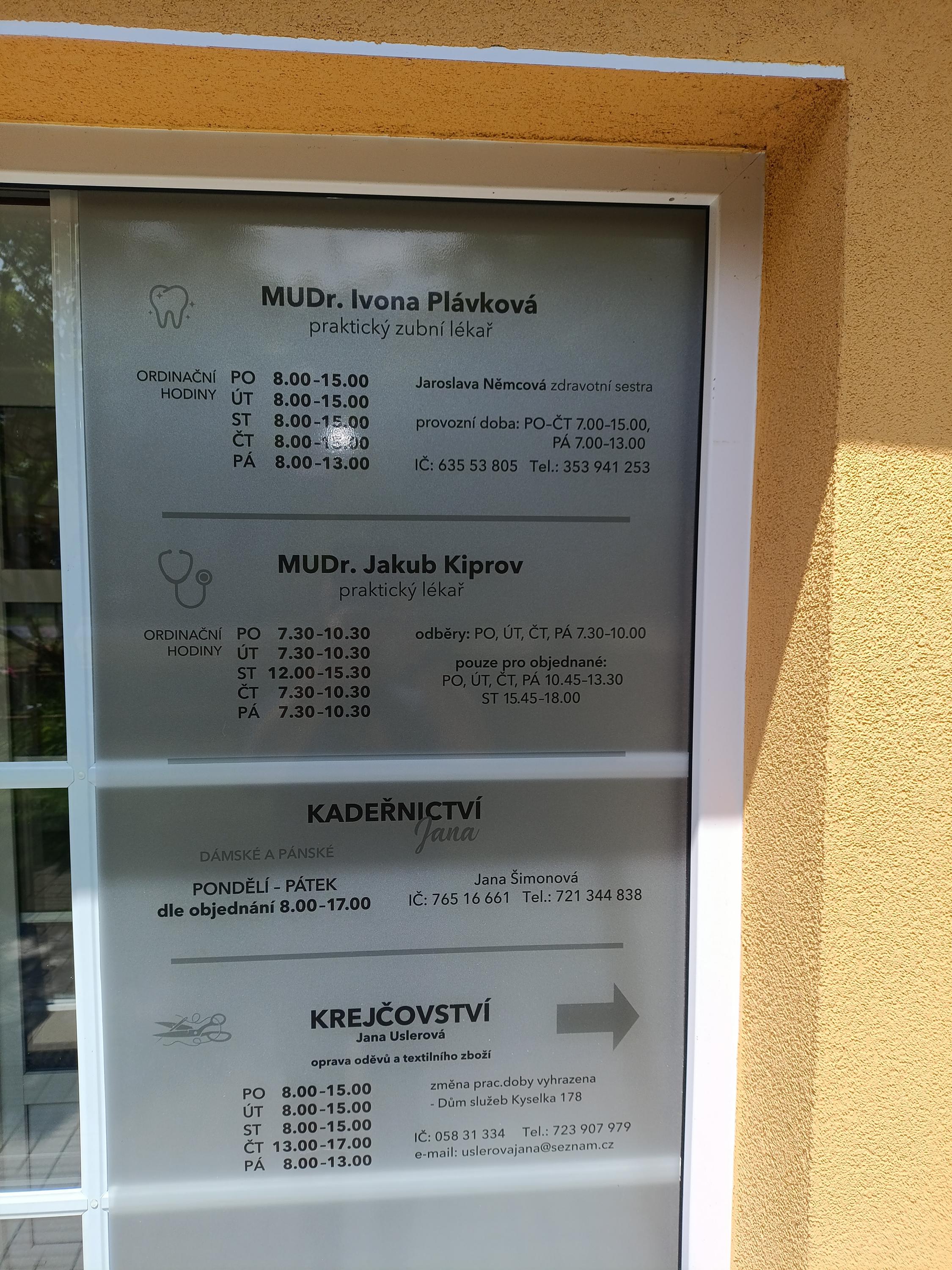 Stomatologie u autobusové zastávky foto 1