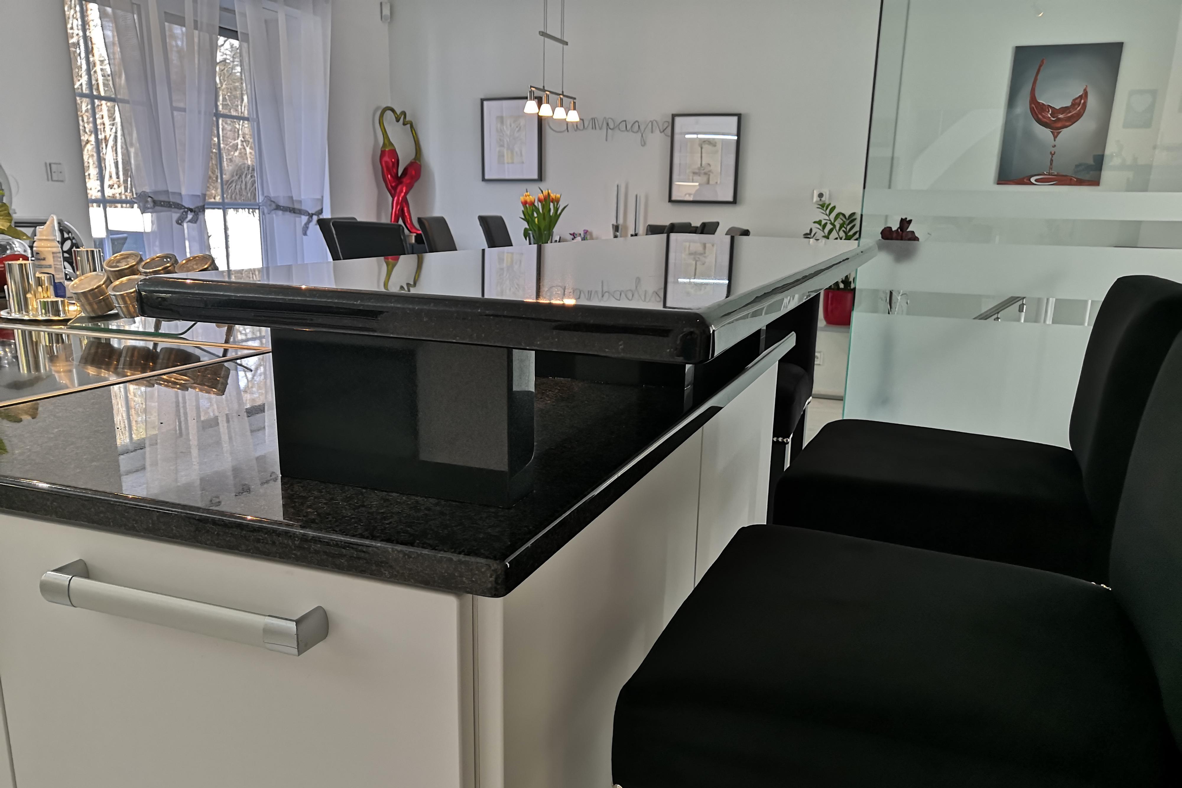 Jídelní stoly, konferenční stoly, bary