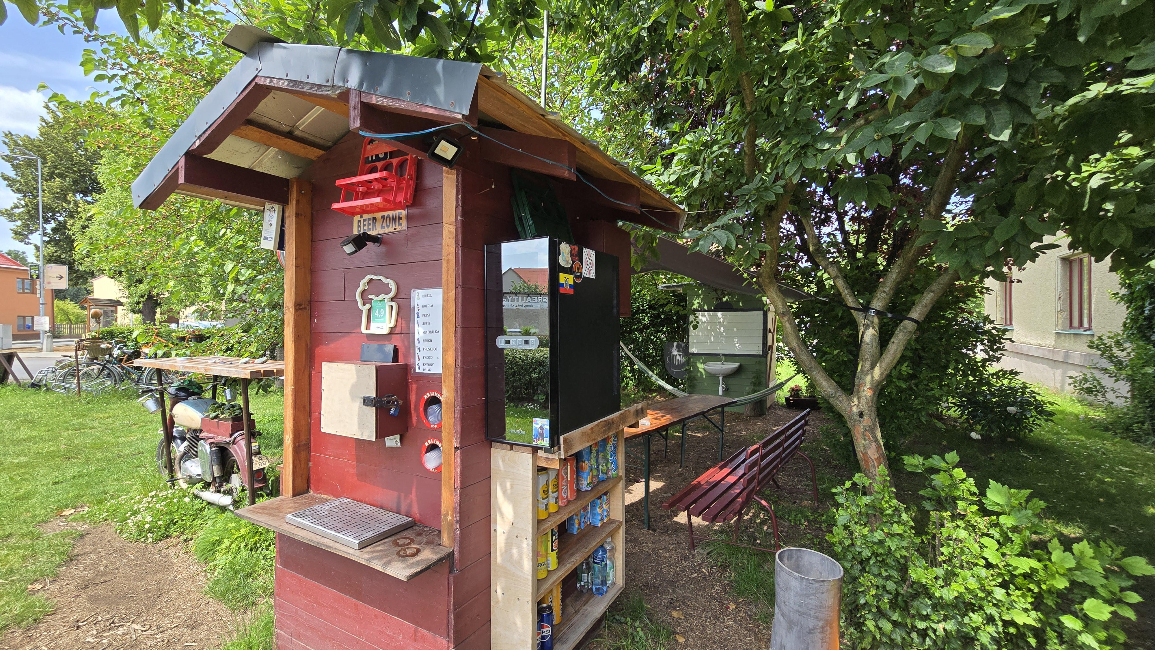 Pivní budka pod moruší
