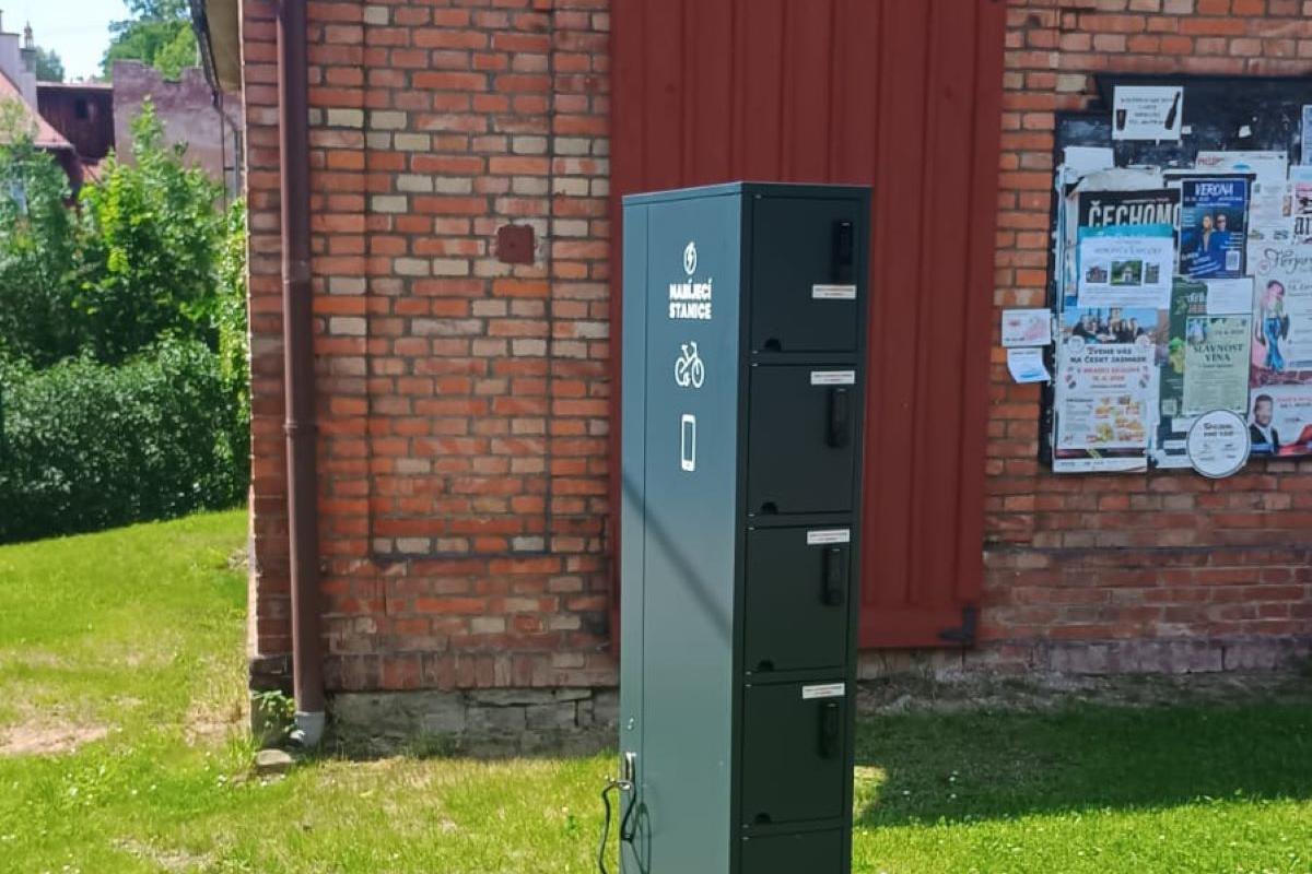 Nabíjecí stanice pro elektrokola a mobilní zařízení