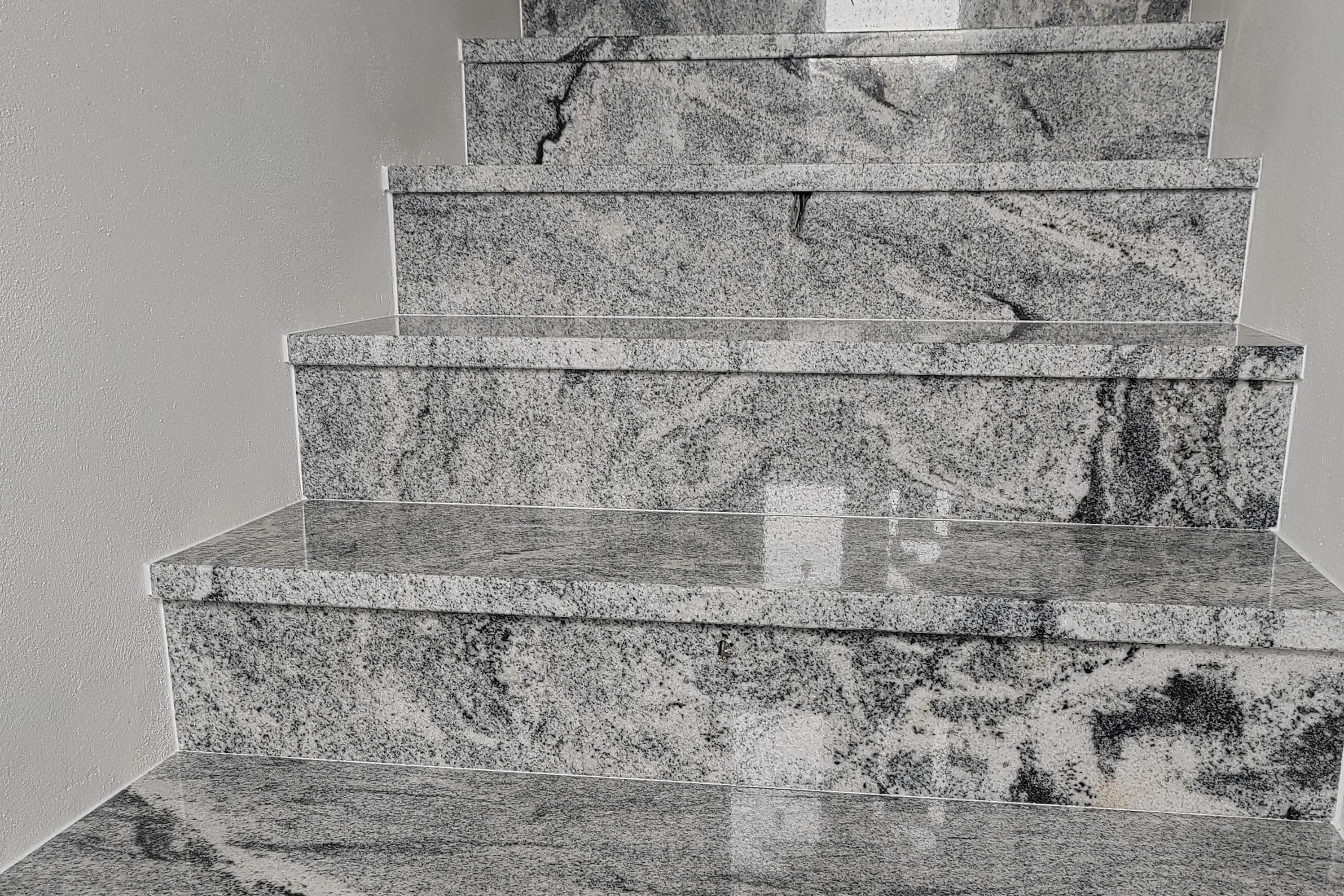 Kamenné obklady schodů a masivní schodiště