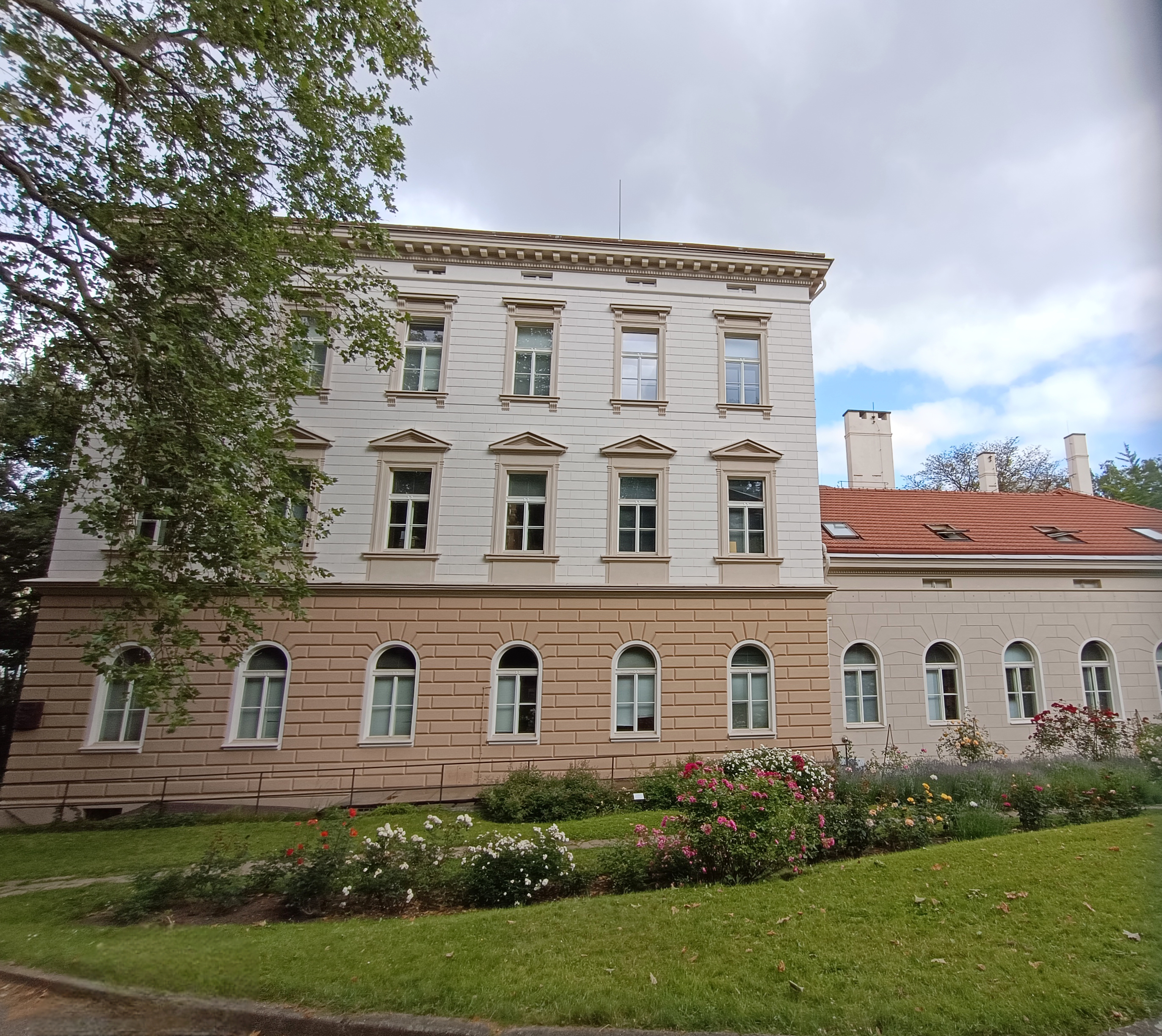 Knihovna Ústavu pro životní prostředí Přírodovědecké fakulty - Univerzita Karlova foto 3