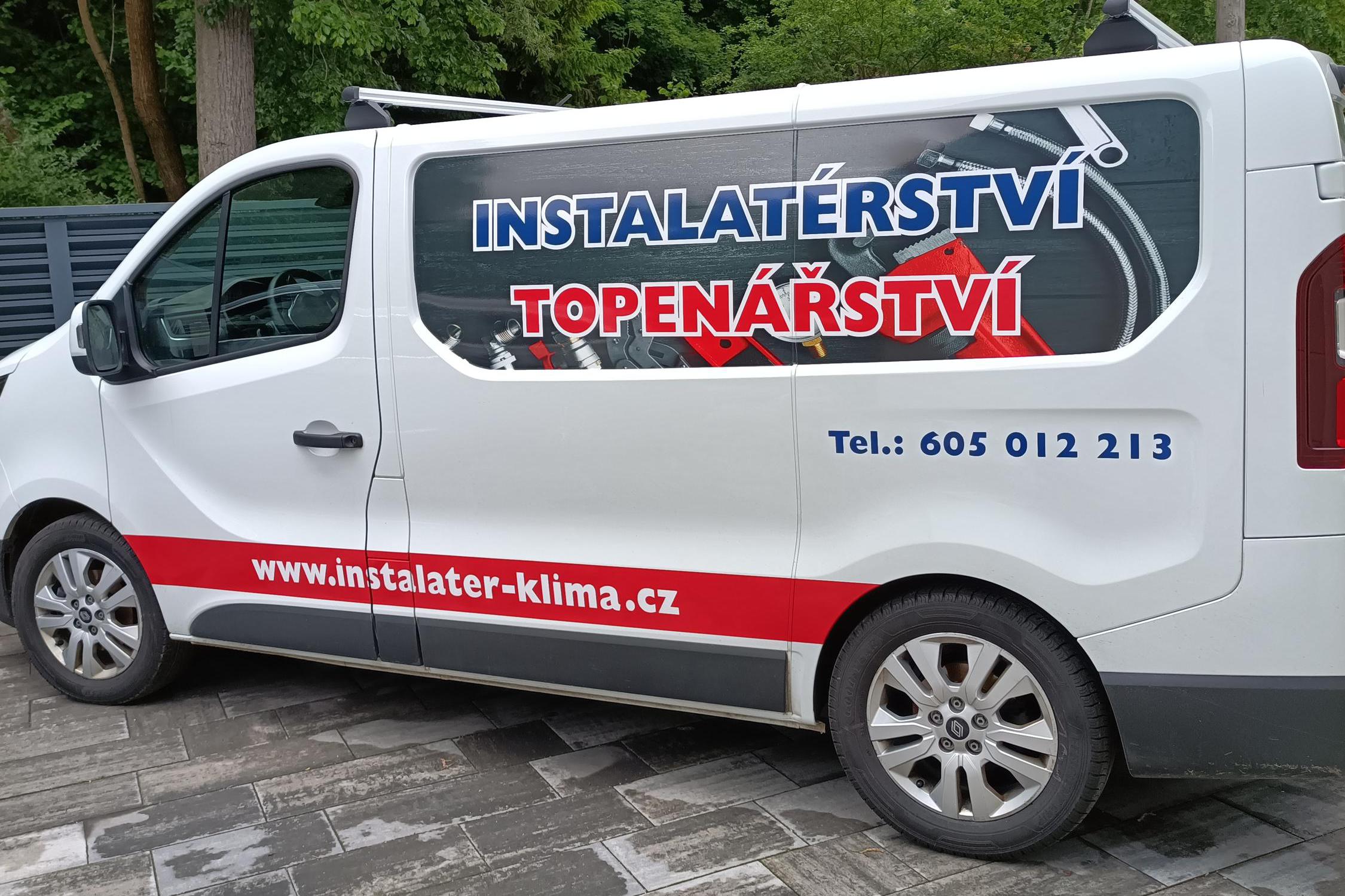 Instalatér a topenář u lesa
