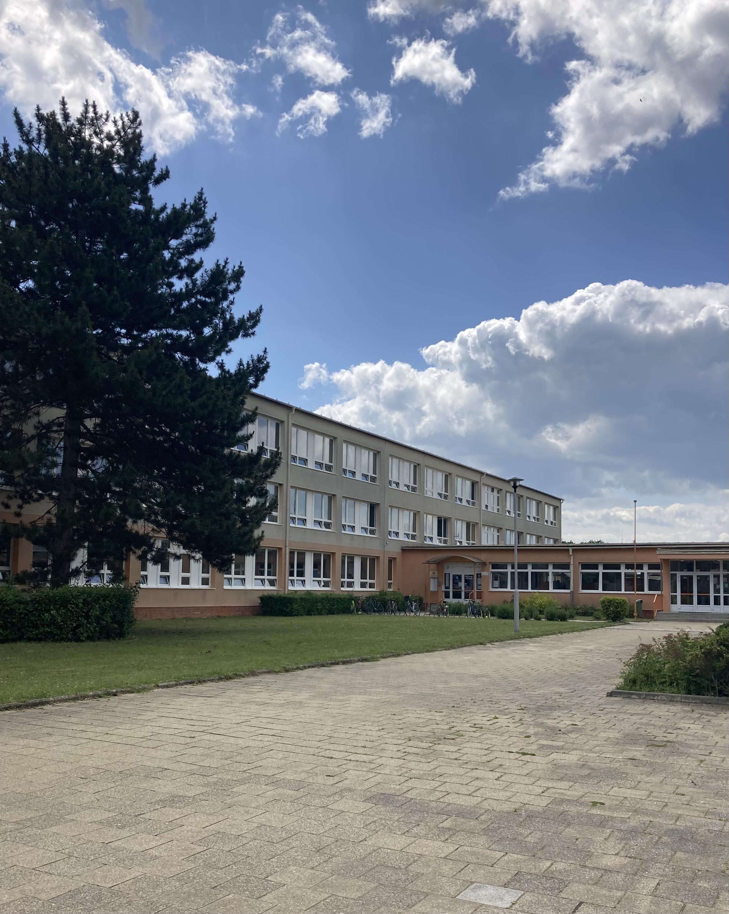 Reálné gymnázium a základní škola Otto Wichterleho, Prostějov foto 2