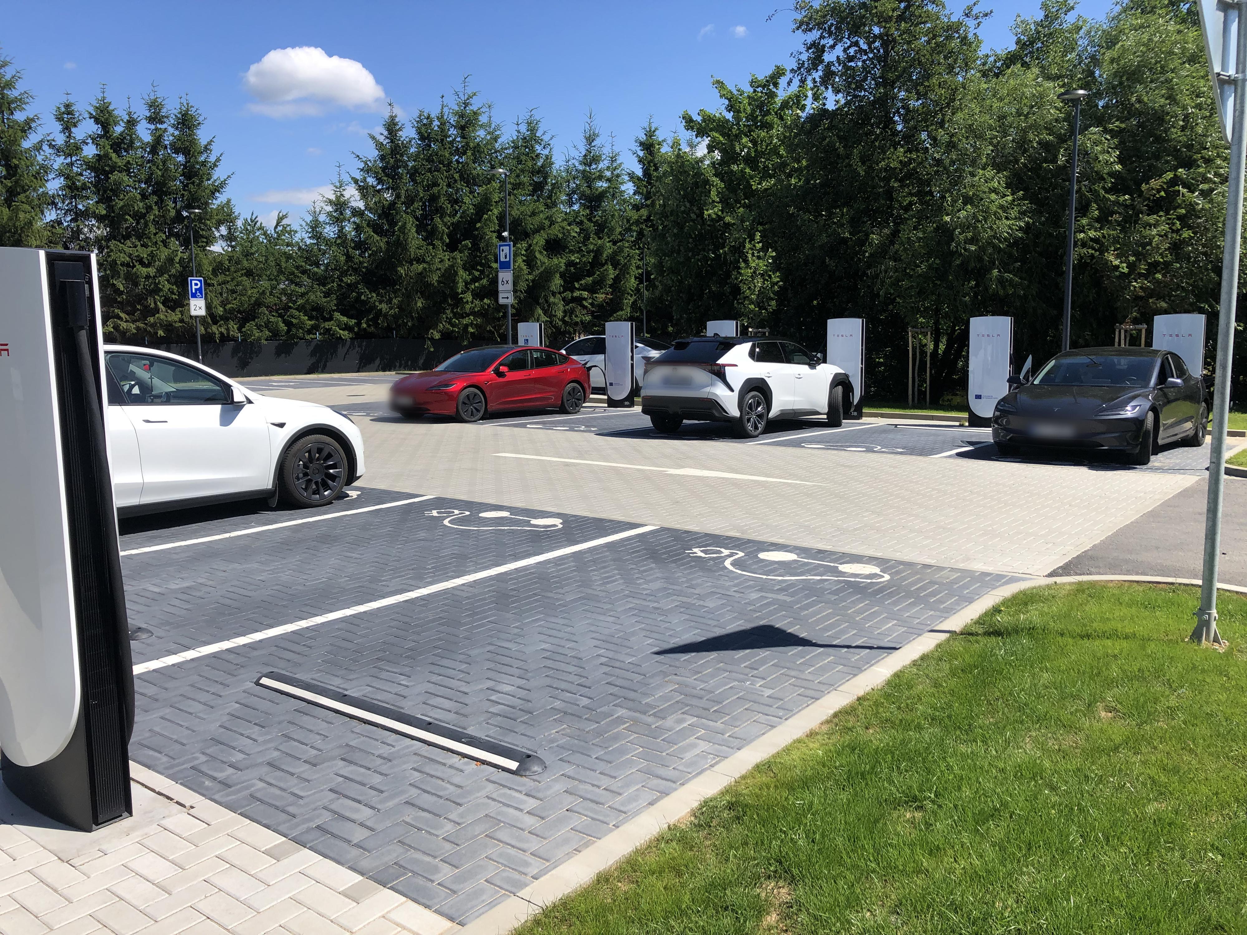 Tesla Supercharger Jamné foto 6