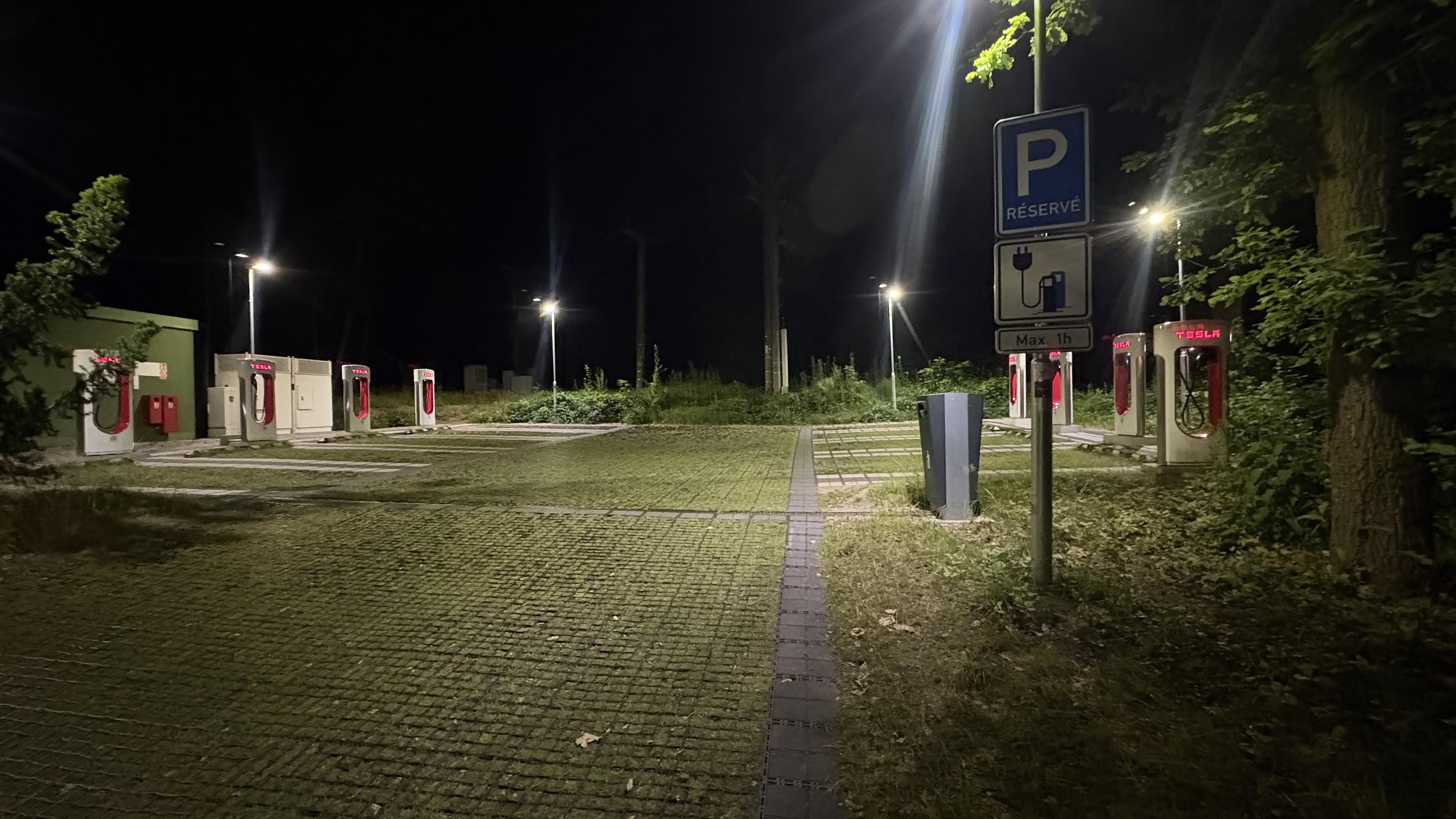Nabíjecí stanice Tesla supercharger foto 3