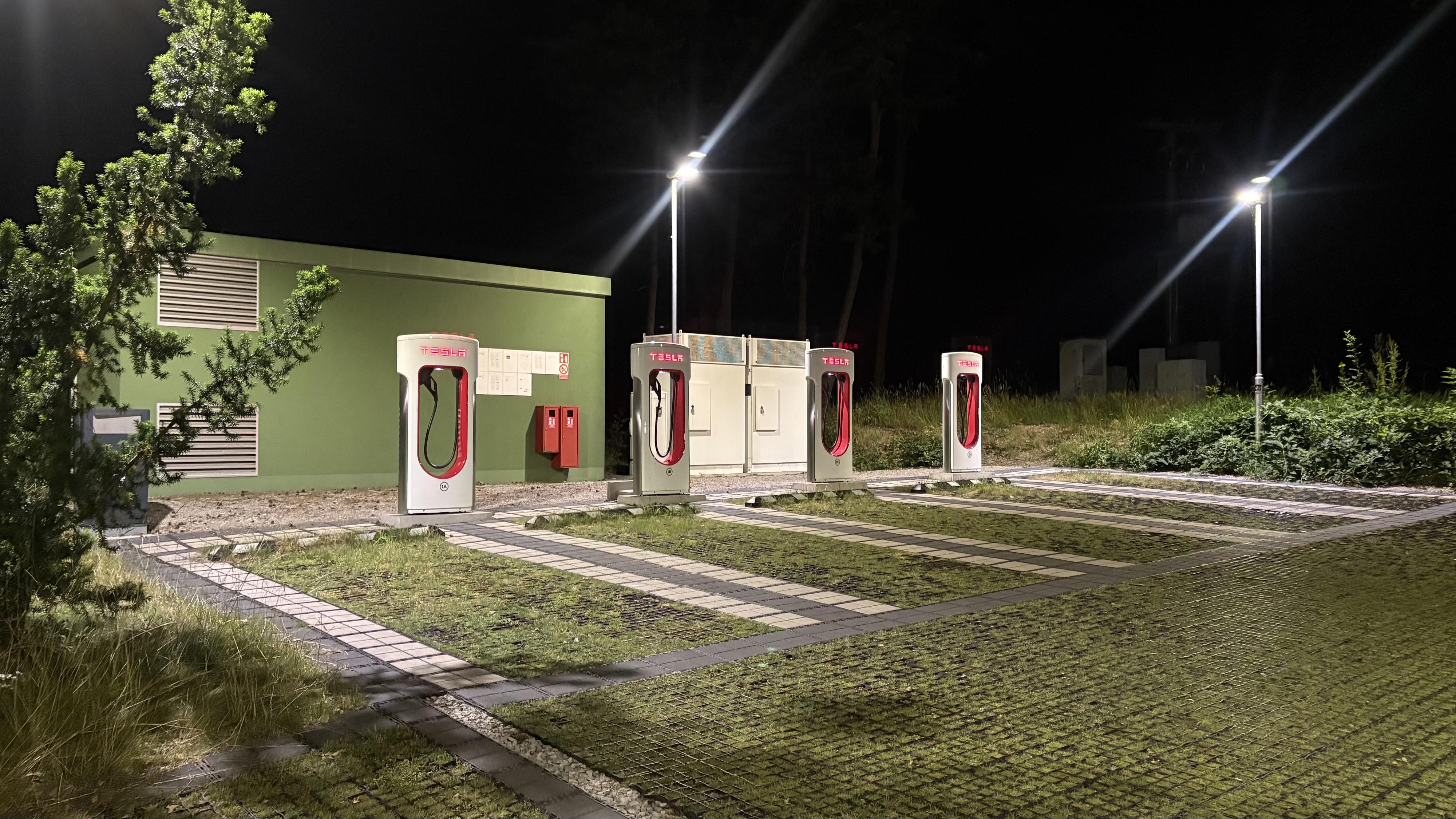 Nabíjecí stanice Tesla supercharger foto 5
