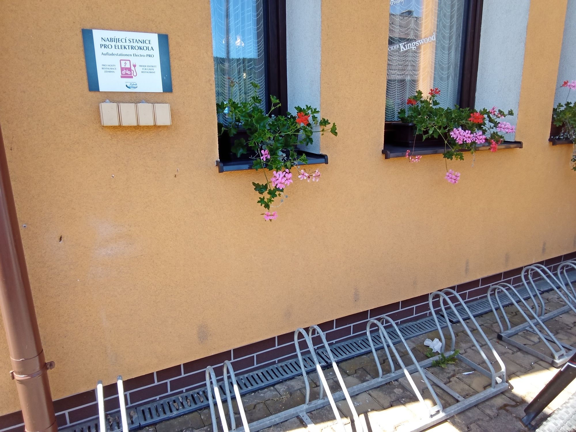 Restaurace Rybník - Dobíjecí stanice pro elektrokola foto 3