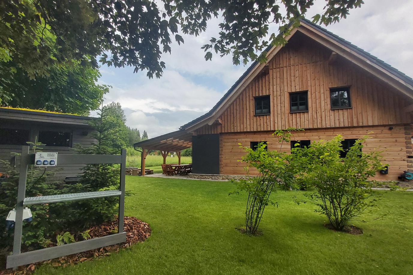 Cyklisté vítáni - nabíjení el. kol v ceně