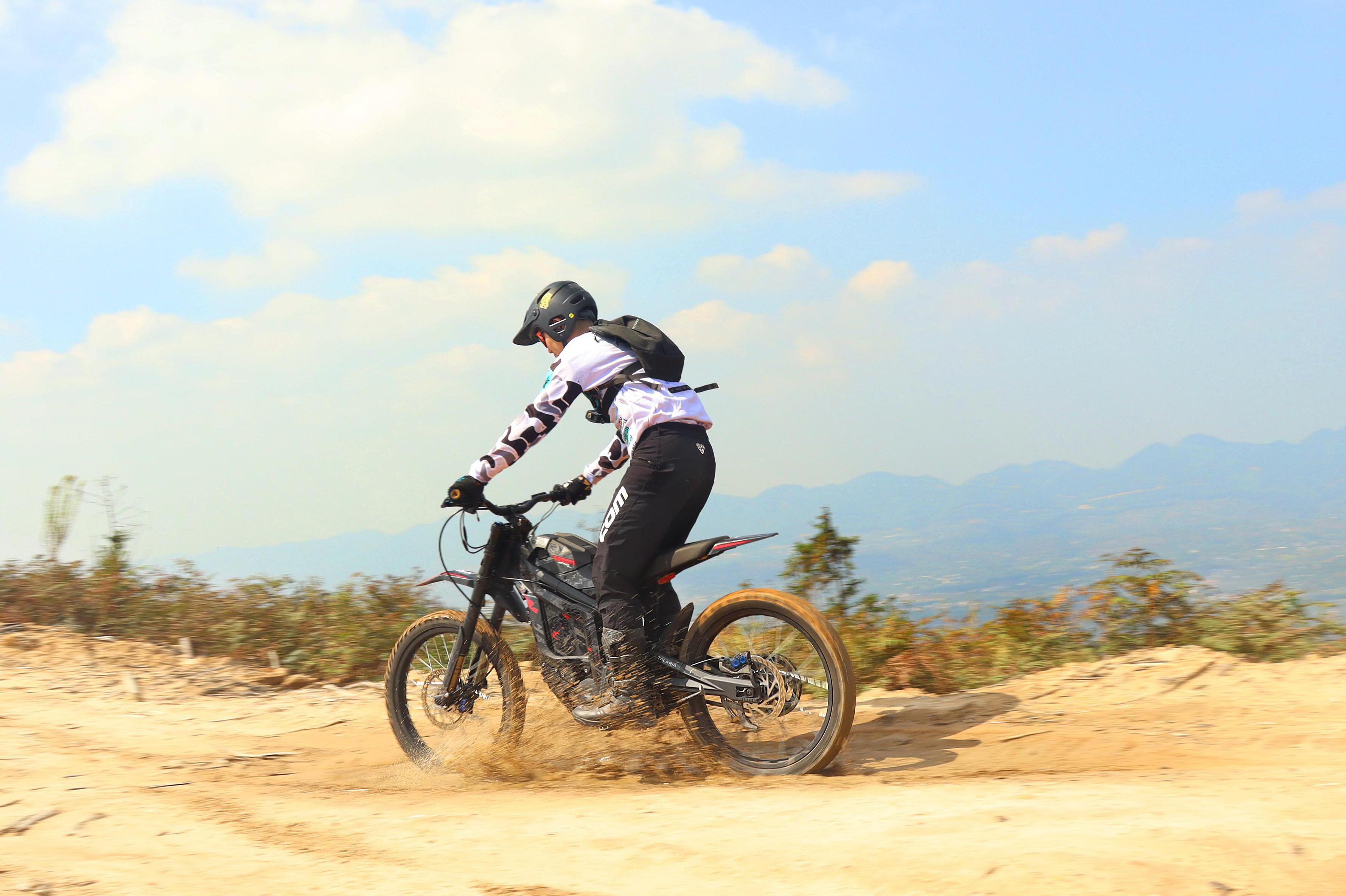 Elektromotorky Talaria a Sur-Ron