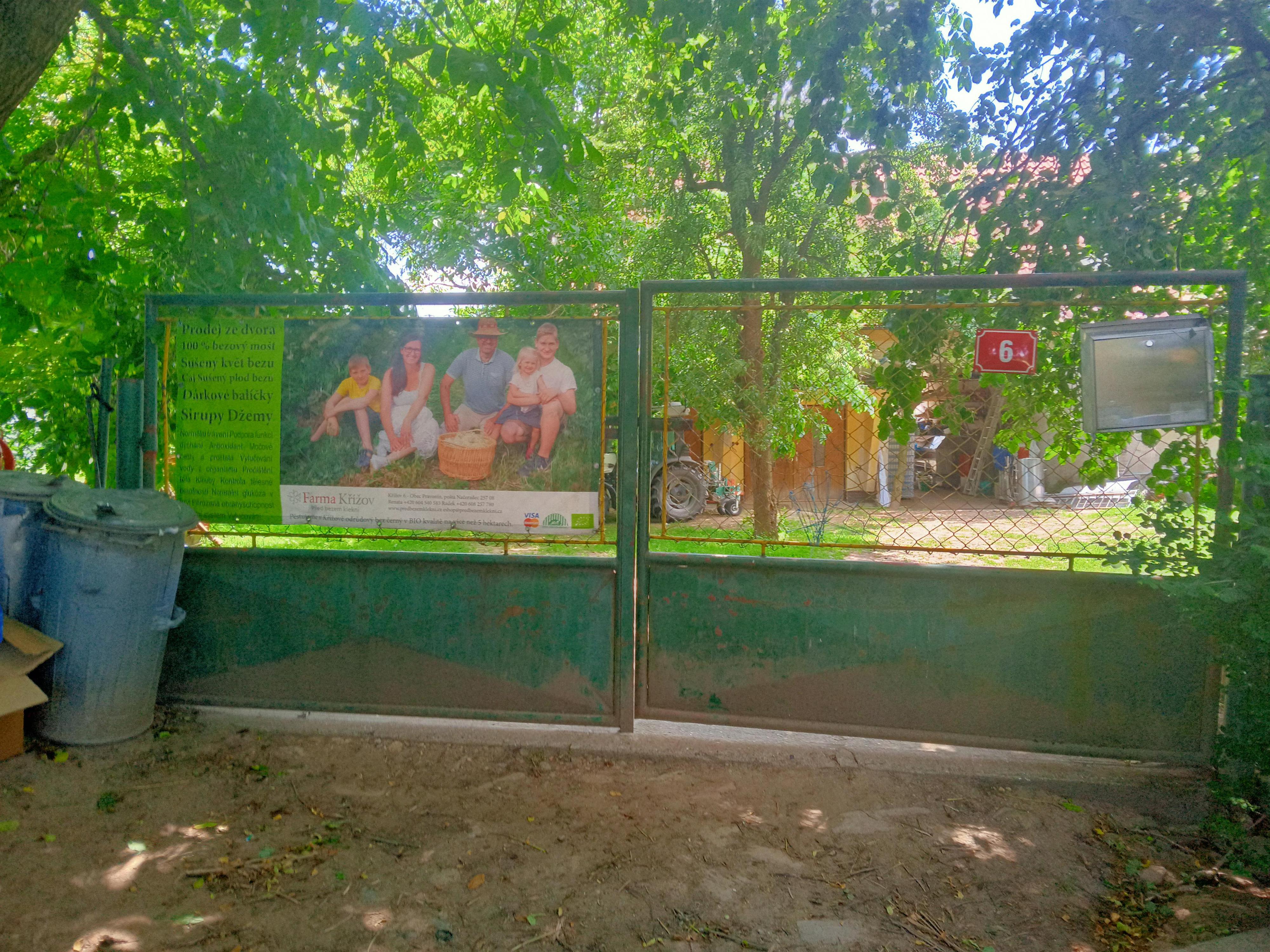 Bezová farma Křížov - Před bezem klekni foto 5