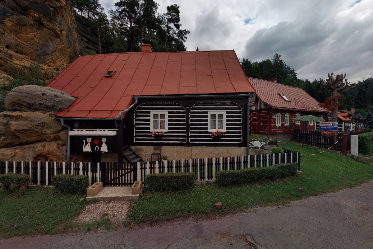 Zmrzlina pod skálou