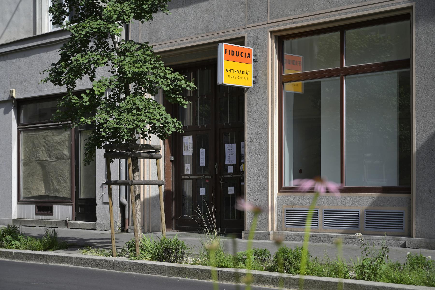 Antikvariát a klub Fiducia foto 3