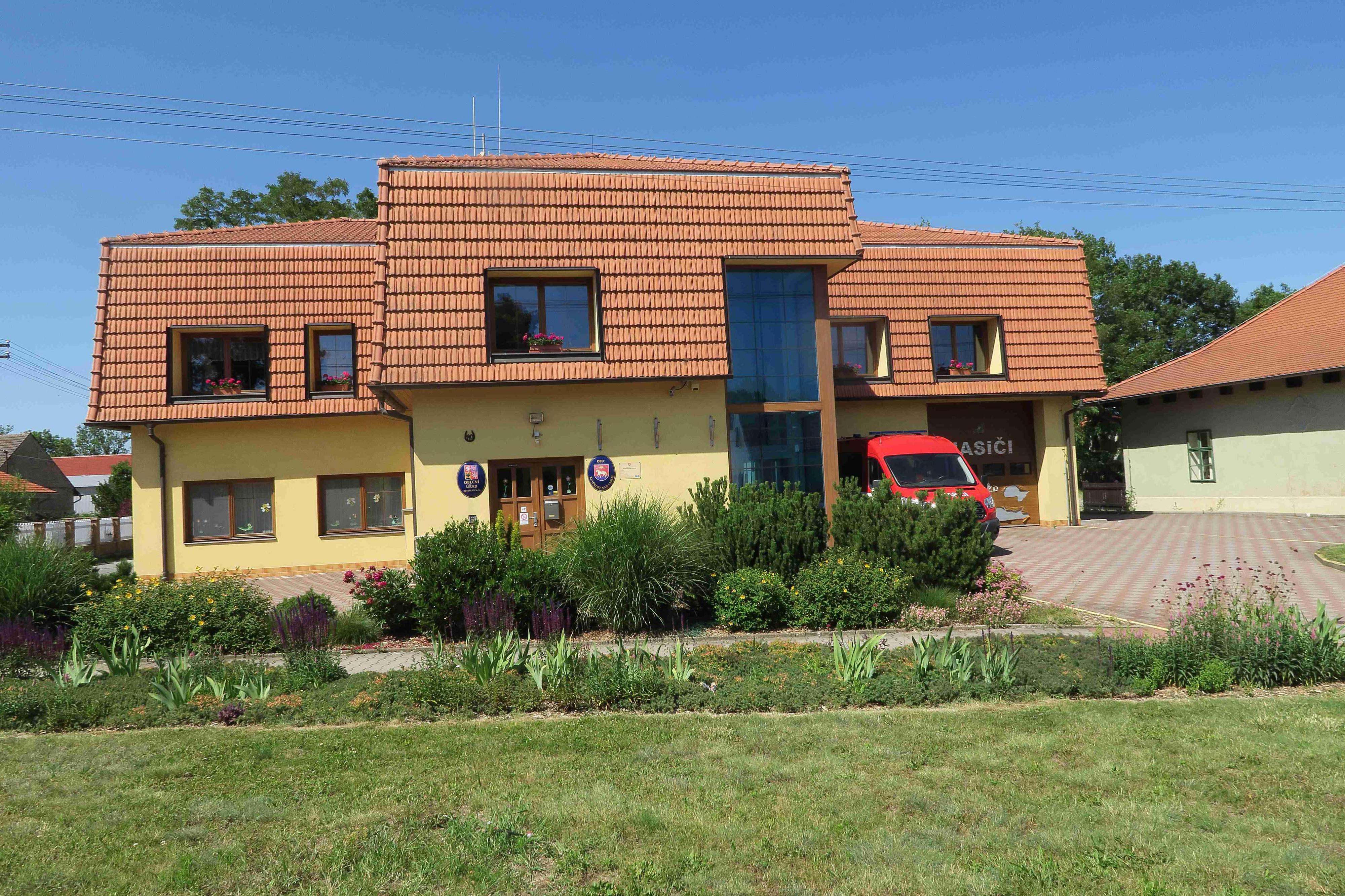 Kladruby nad Labem - obecní úřad foto 2